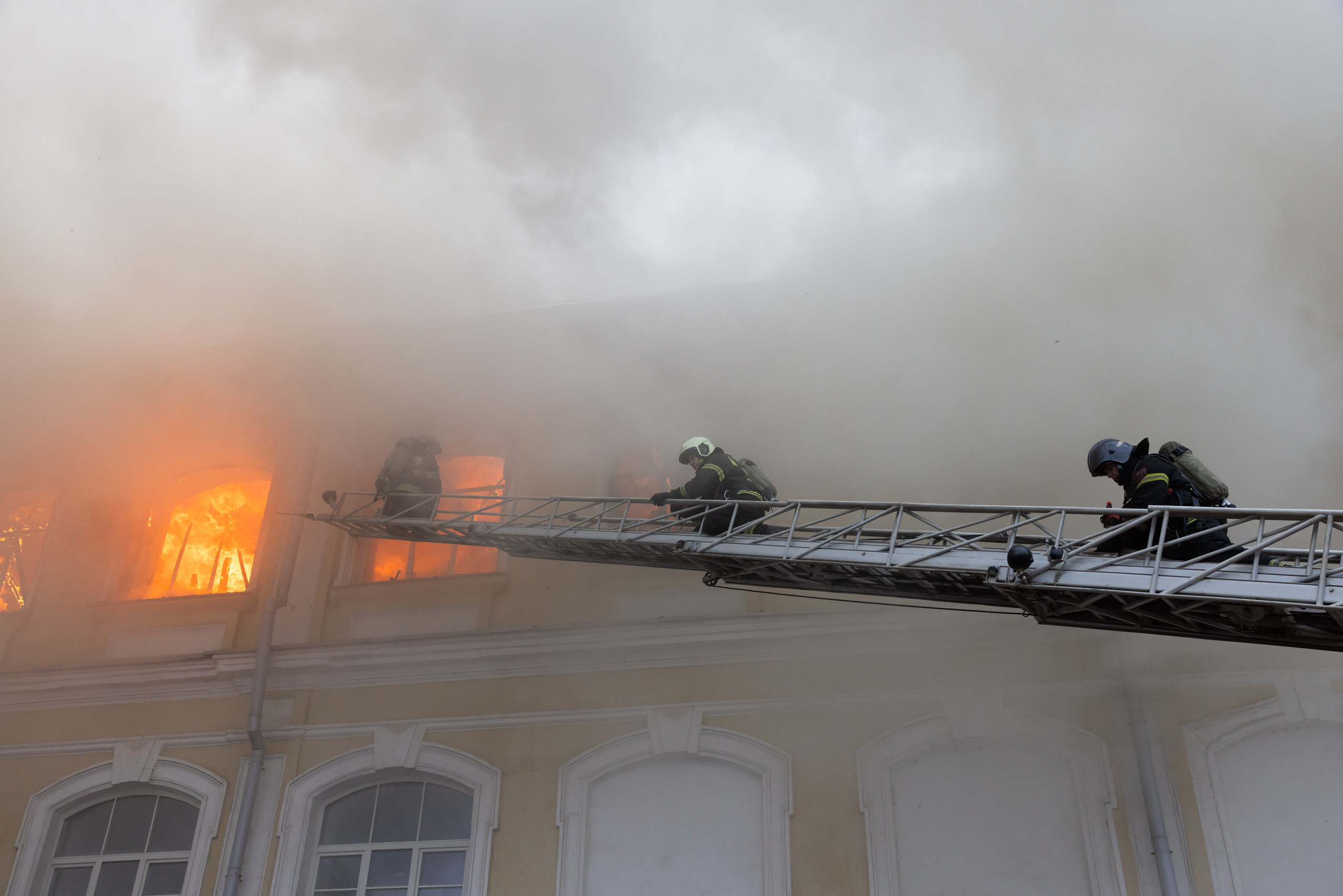 Пожар на ул. Советская 15 (13 января 2025). Репортажный фотограф Алексей Пирязев