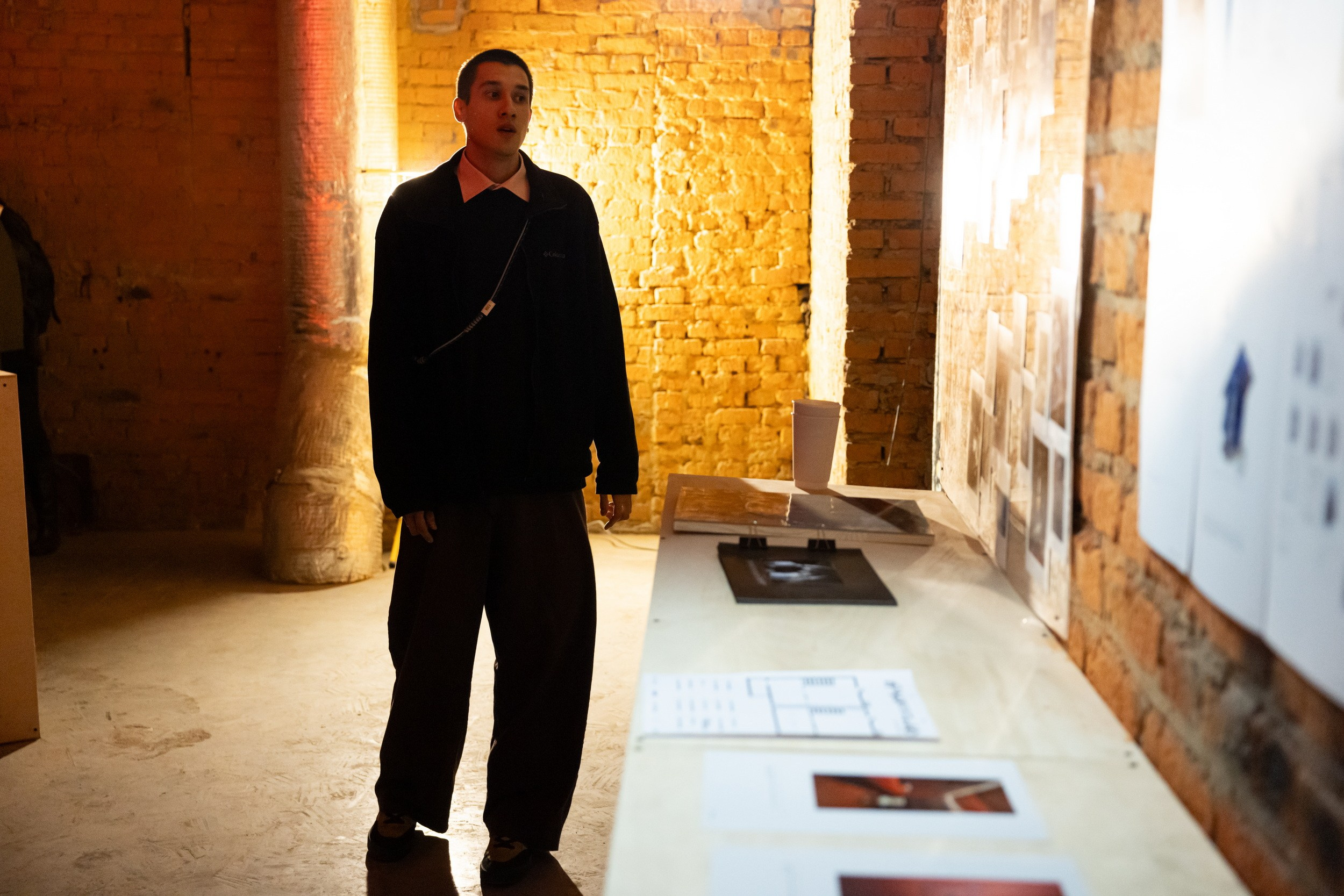 «Полуденно. Или как я провел лето» — вернисаж выставки современного искусства от Дома культуры (26 сентября 2025). Репортажный фотограф Алексей Пирязев