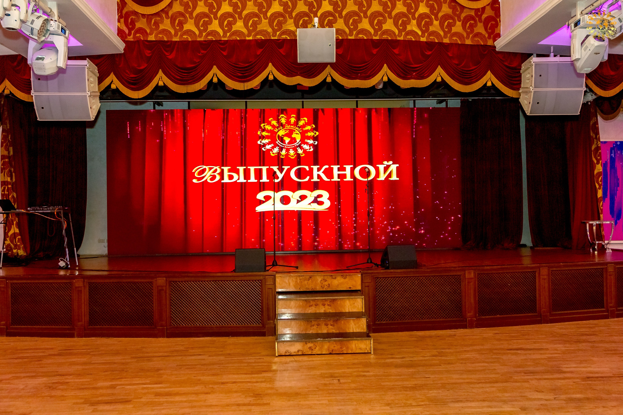 Выпускной 2023 (11-е классы) Triumph City Hall Москва. Репортажная съемка в Москве и области. Анималистика