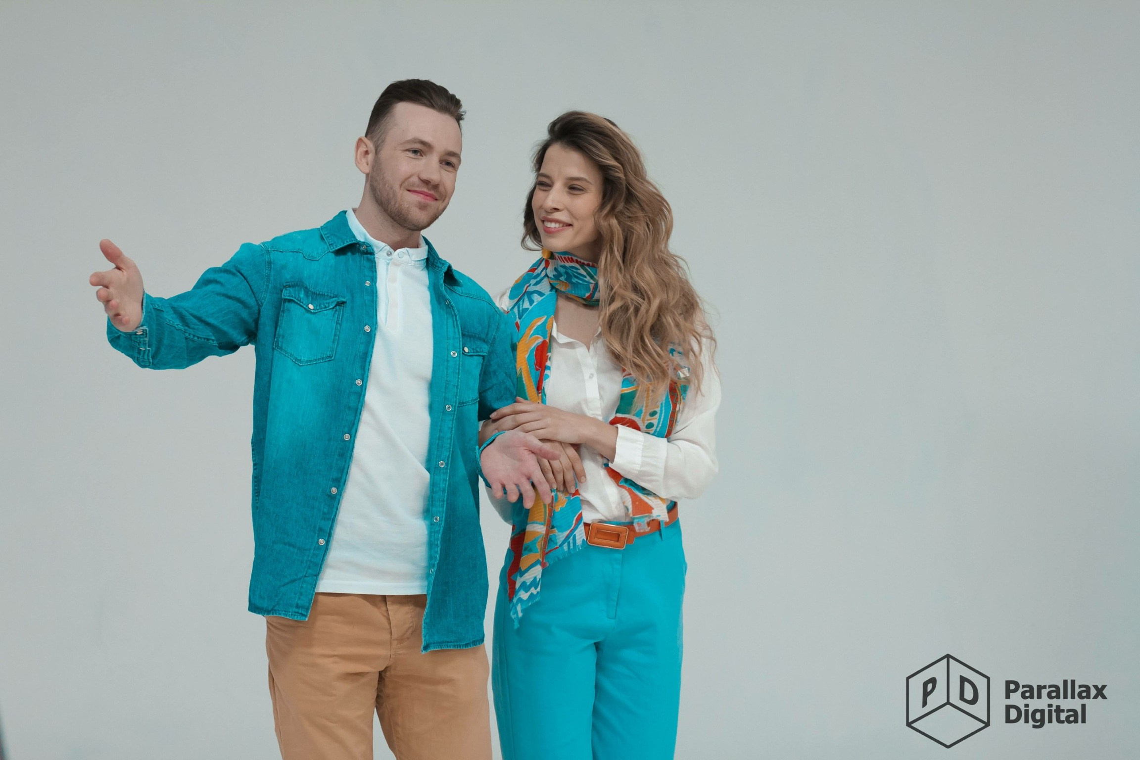 Девушка держит парня под руку