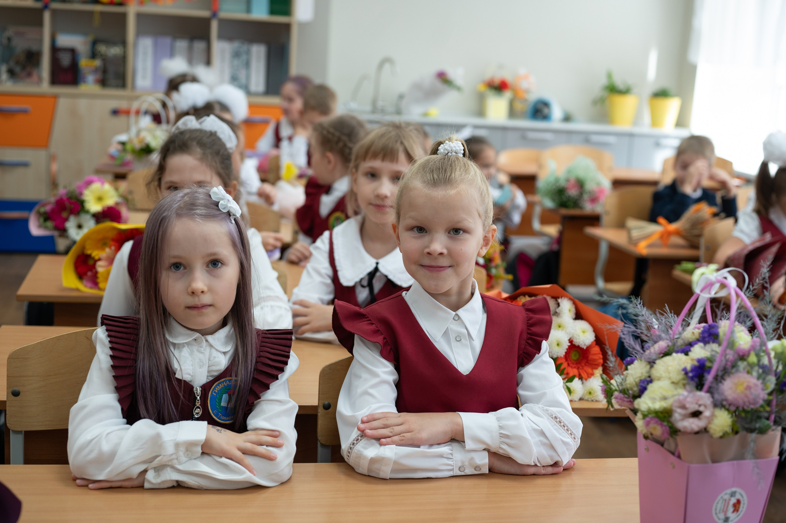 1 сентября 16 гимназия 2 класс (линейка + в классе+ на улице). Фотограф новорожденных, семейный детский в Тюмени Татьяна Морозова