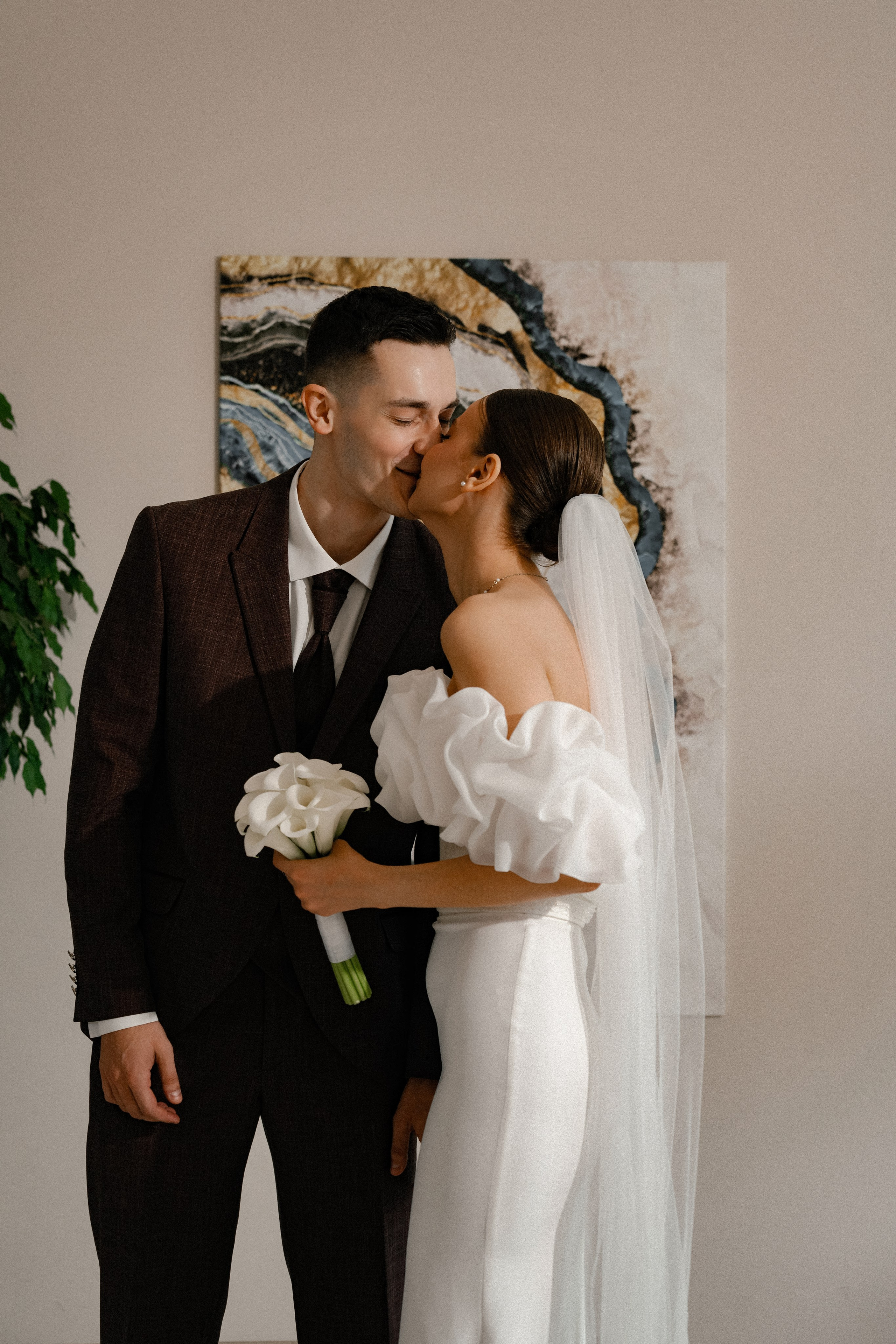 Свадебная фотосессия в Бутырском ЗАГС (Дворец Бракосочетания № 4) и прогулка в отеле Solux (Солюкс)