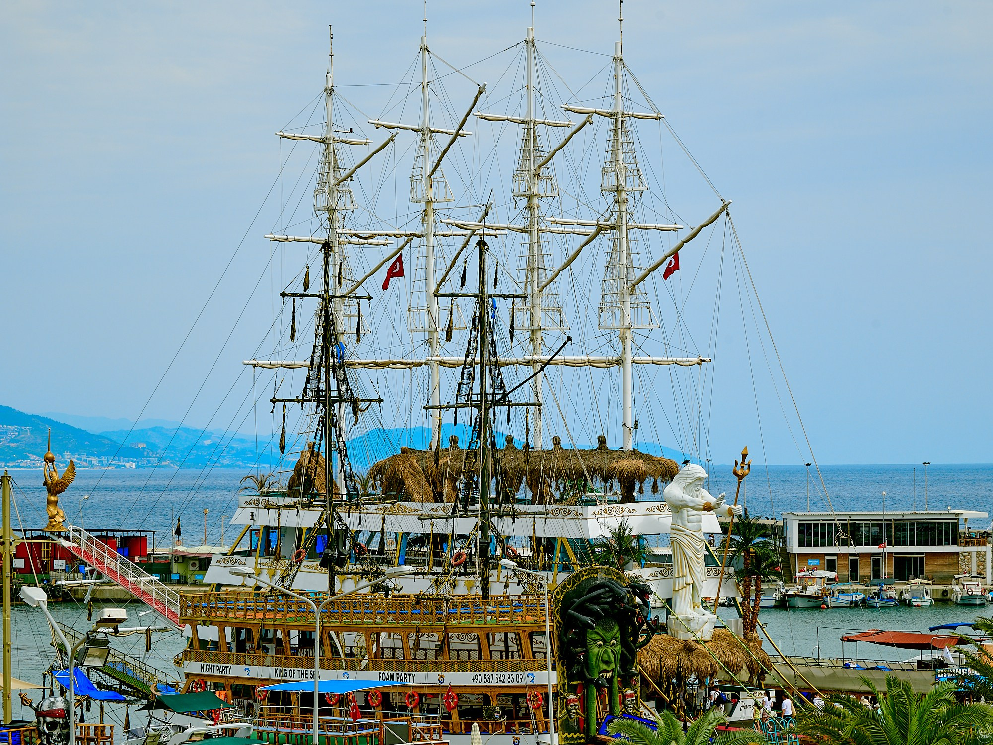 Alanya, Türkiye. May 2024. Фотографии отовсюду и обо всем