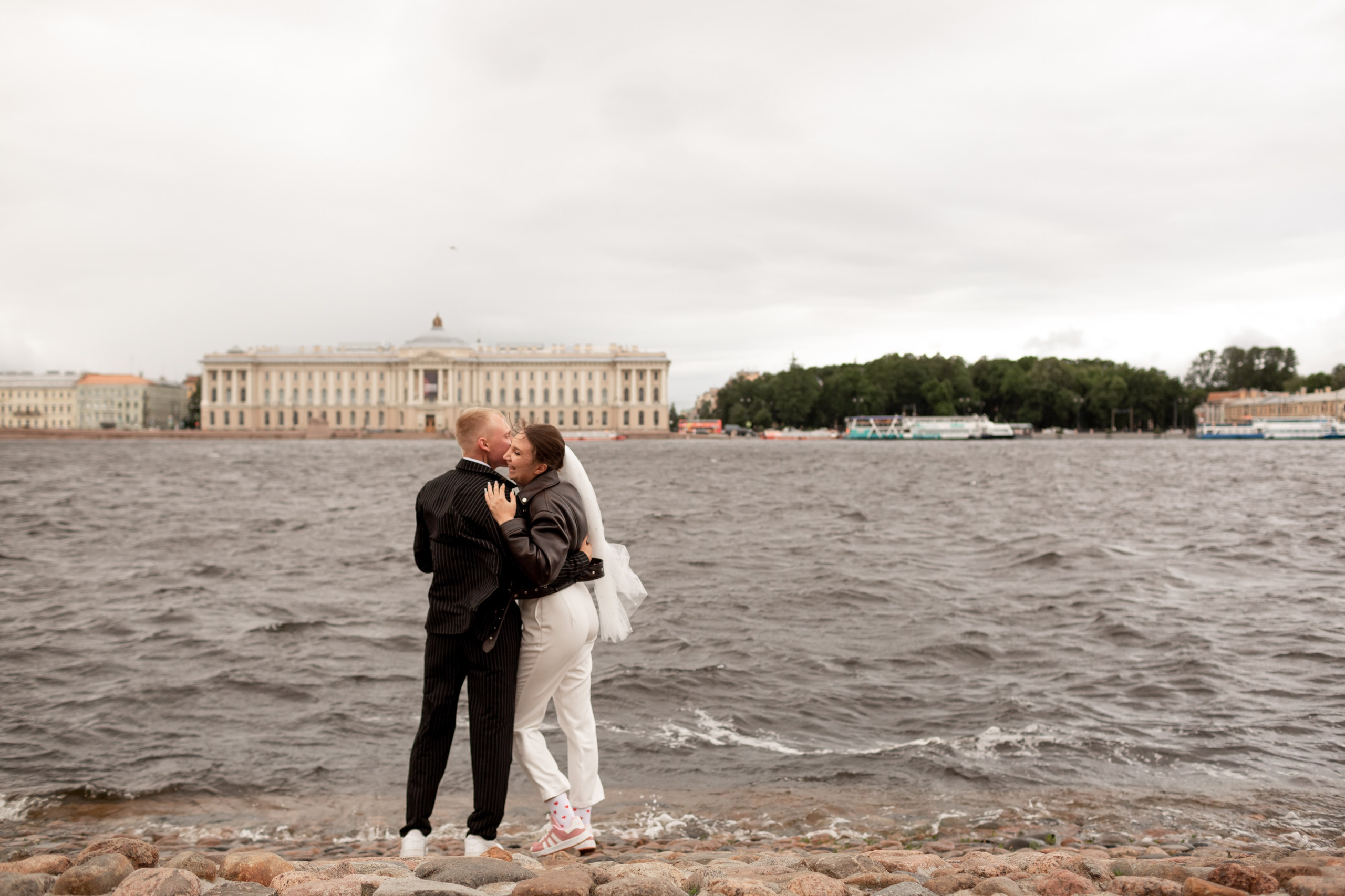 Свадебная фотосессия в центре Петербурга. Свадебный фотограф Кирилл Белый