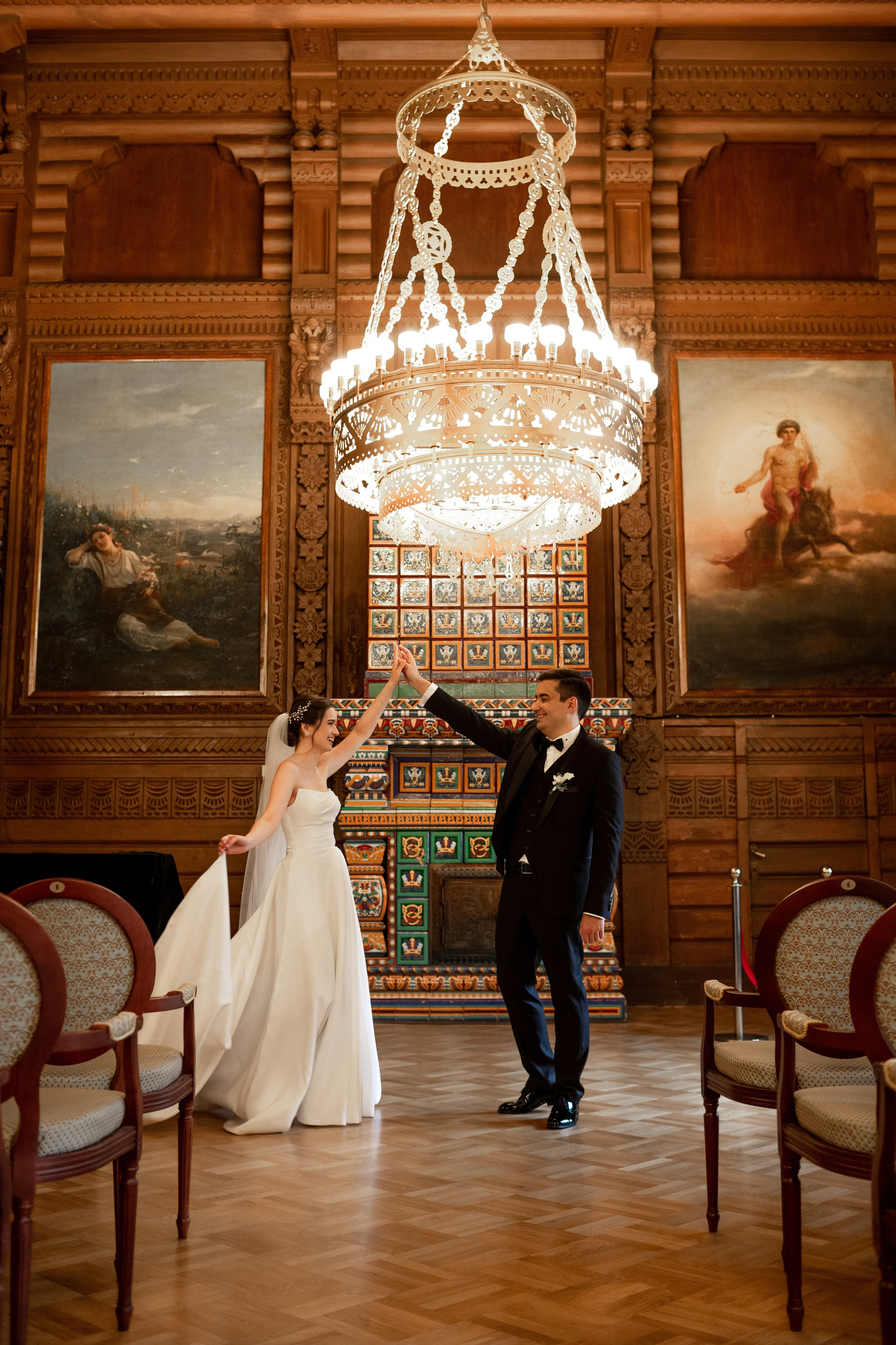 Жених кружит невесту в танце в историческом дворце Санкт-Петербурга.