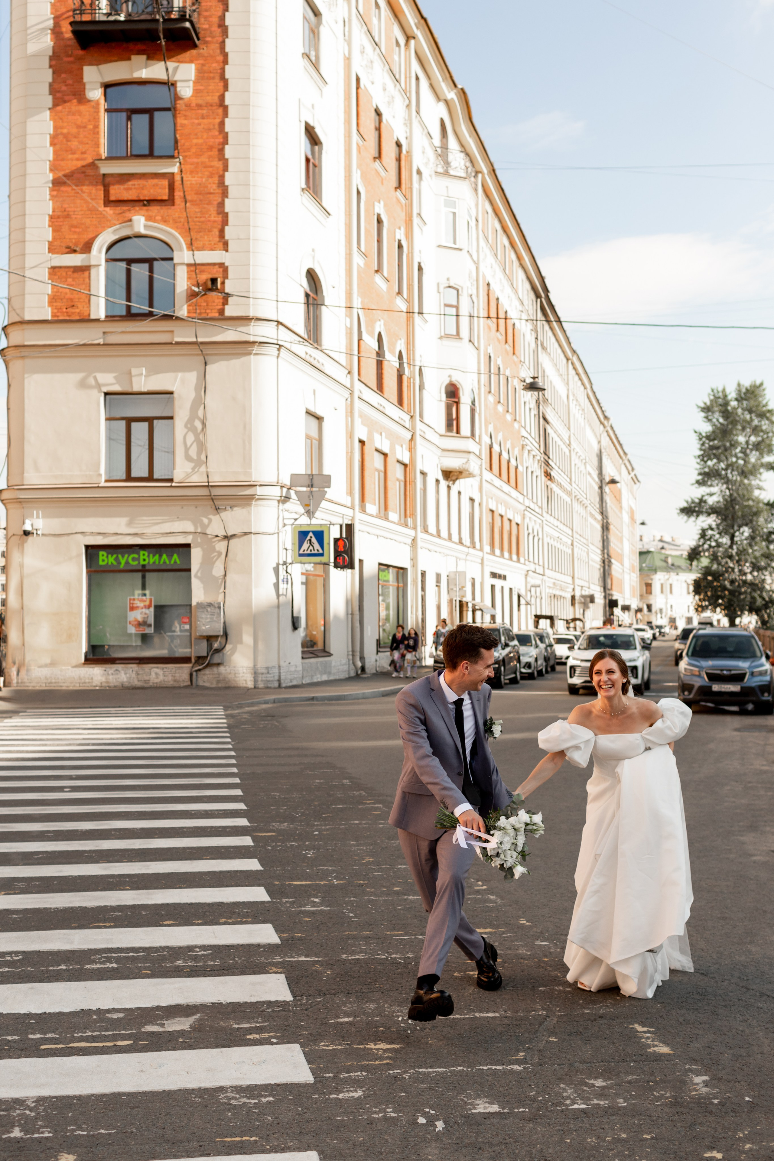 Свадебная фотопрогулка в Санкт-Петербурге. Свадебный фотограф Кирилл Белый