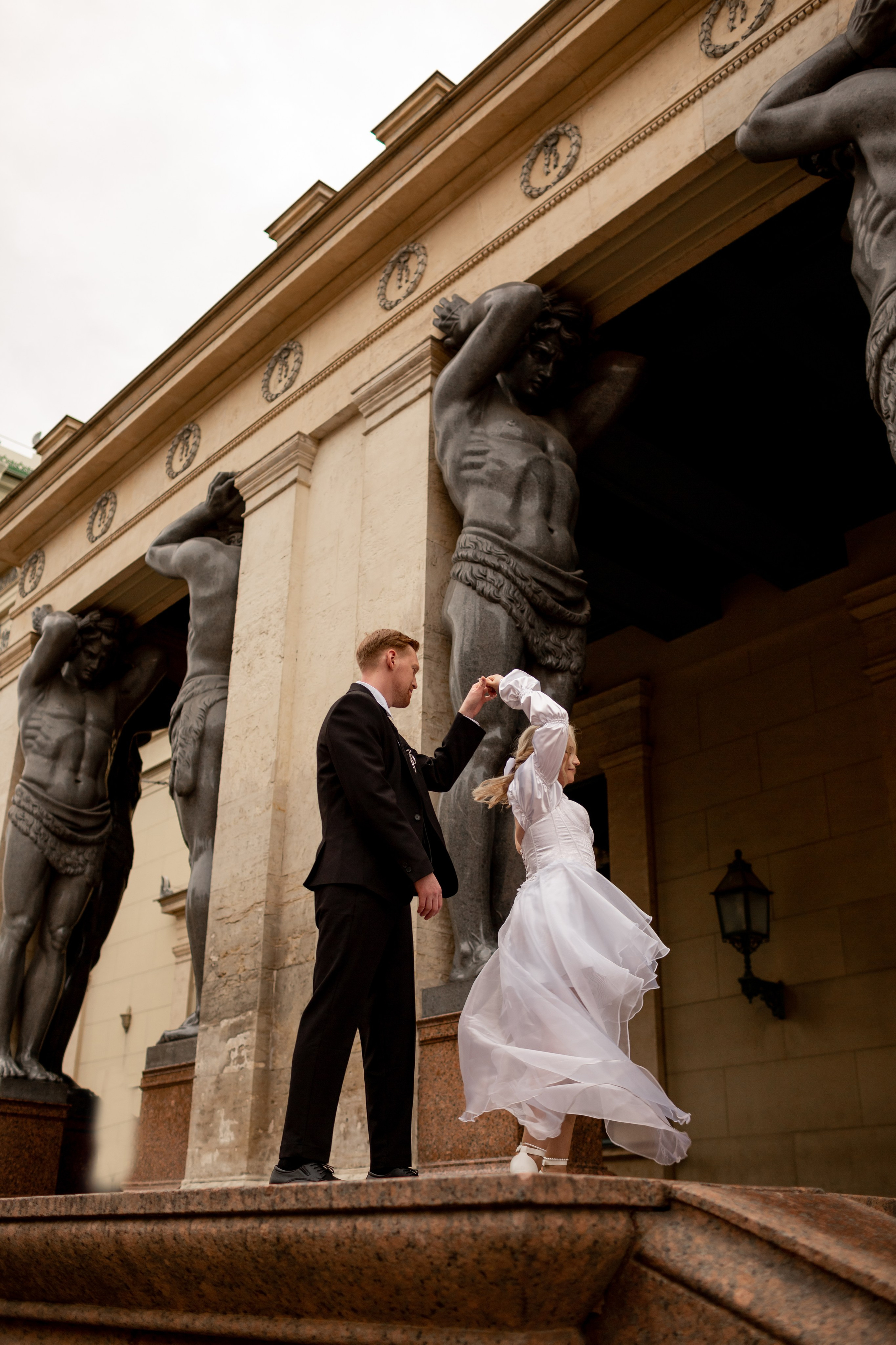 Свадебная фотопрогулка по улицам Петербурга. Свадебный фотограф Кирилл Белый
