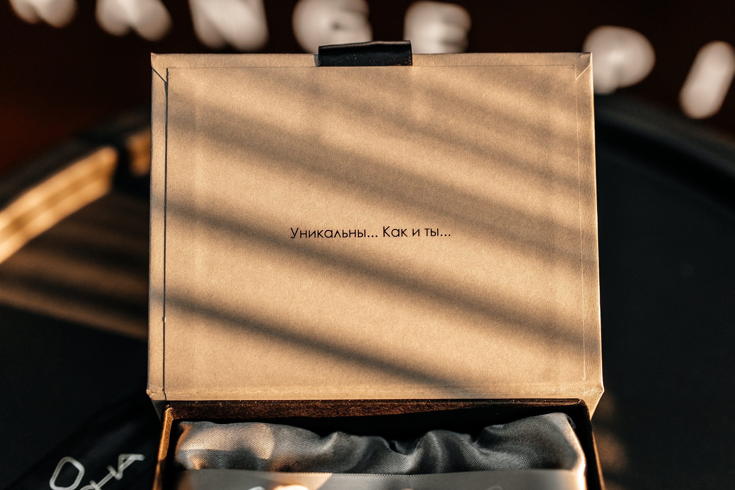 Здравствуйте! Я&nbsp;свадебный фотограф из&nbsp;Ульяновска, работаю в&nbsp;том числе по&nbsp;всей России и&nbsp;с&nbsp;выездом за&nbsp;границу. Снимаю свадьбы, lovestory, корпоративы, светский репортаж. Провожу обучение по&nbsp;фотографии, мастер-классы и&nbsp;воркшопы для других фотографов.