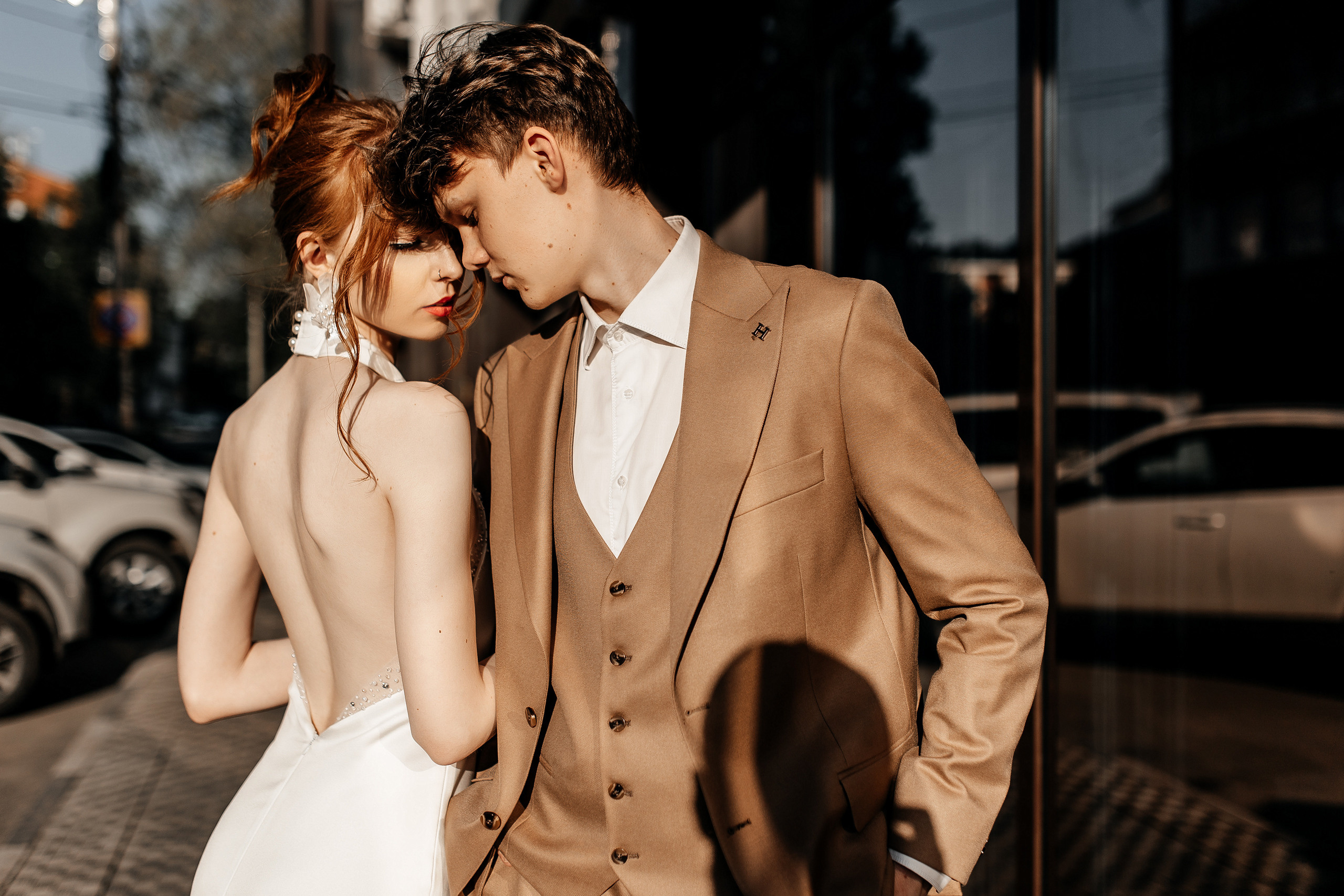 Здравствуйте! Я&nbsp;свадебный фотограф из&nbsp;Ульяновска, работаю в&nbsp;том числе по&nbsp;всей России и&nbsp;с&nbsp;выездом за&nbsp;границу. Снимаю свадьбы, lovestory, корпоративы, светский репортаж. Провожу обучение по&nbsp;фотографии, мастер-классы и&nbsp;воркшопы для других фотографов.