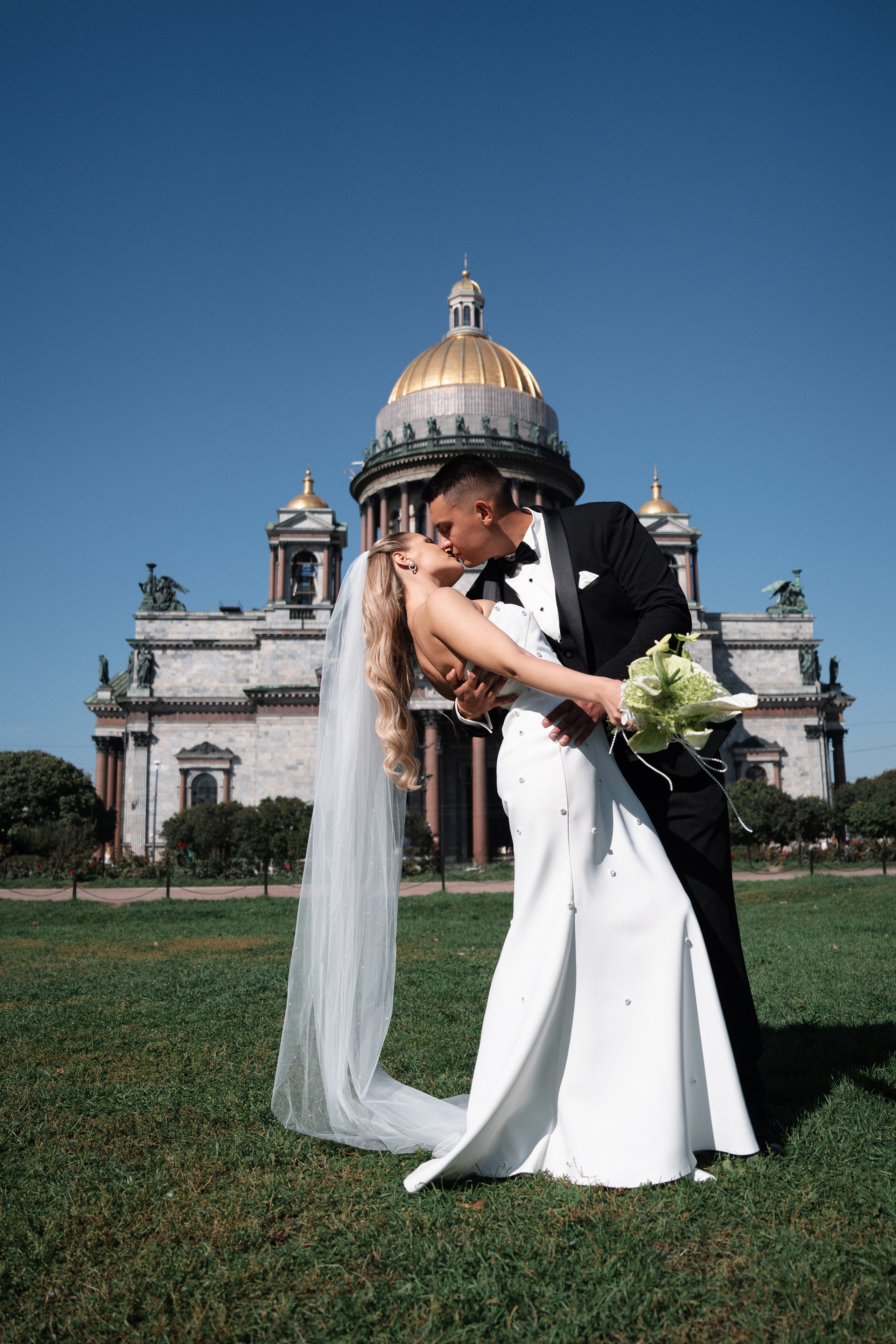 Виктория & Роман. Камерная городская свадьба в видовом ресторане в стиле современная классика. Свадебный фотограф организатор в Санкт-Петербурге Ассоль Опарина