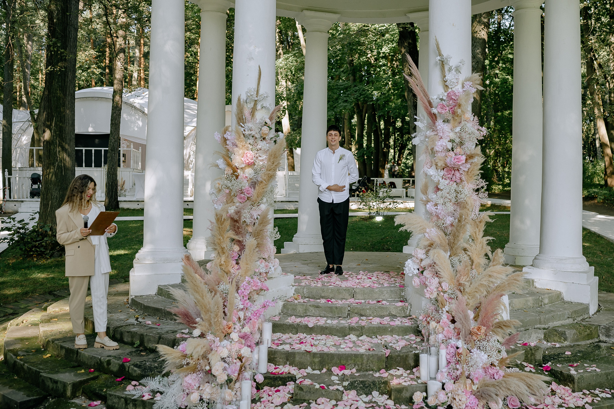 Жених на выездной регистрации в усадьбе Суханово