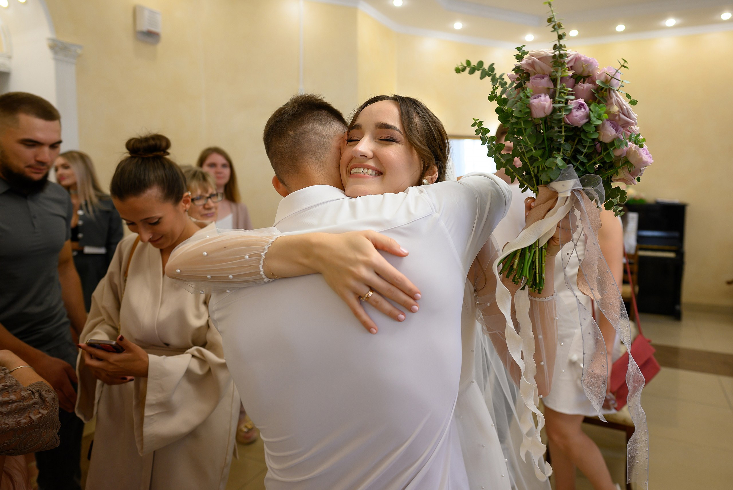 Гости поздравляют невесту.