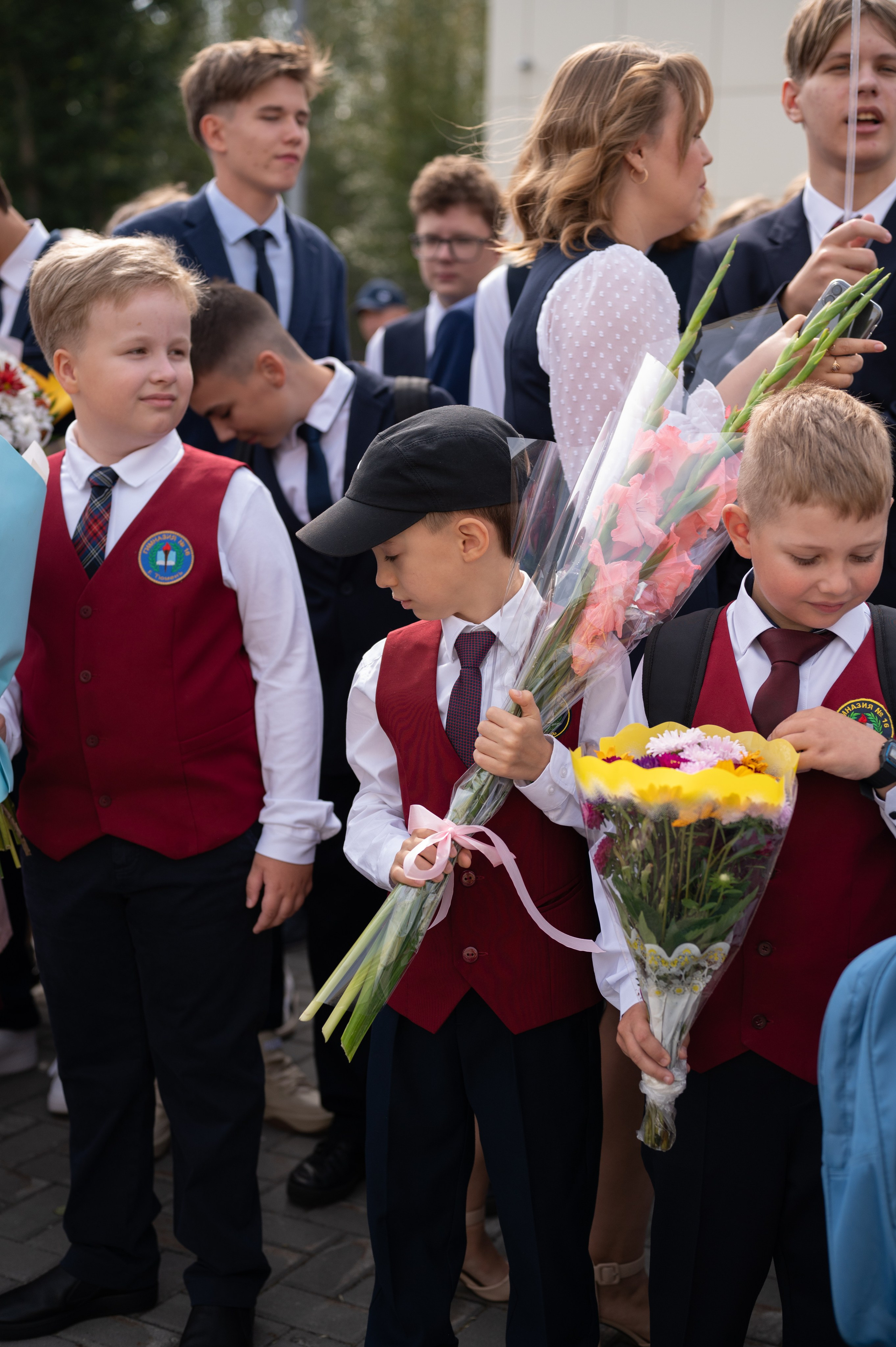 1 сентября 16 гимназия 2 класс (линейка + в классе+ на улице). Фотограф новорожденных, семейный детский в Тюмени Татьяна Морозова