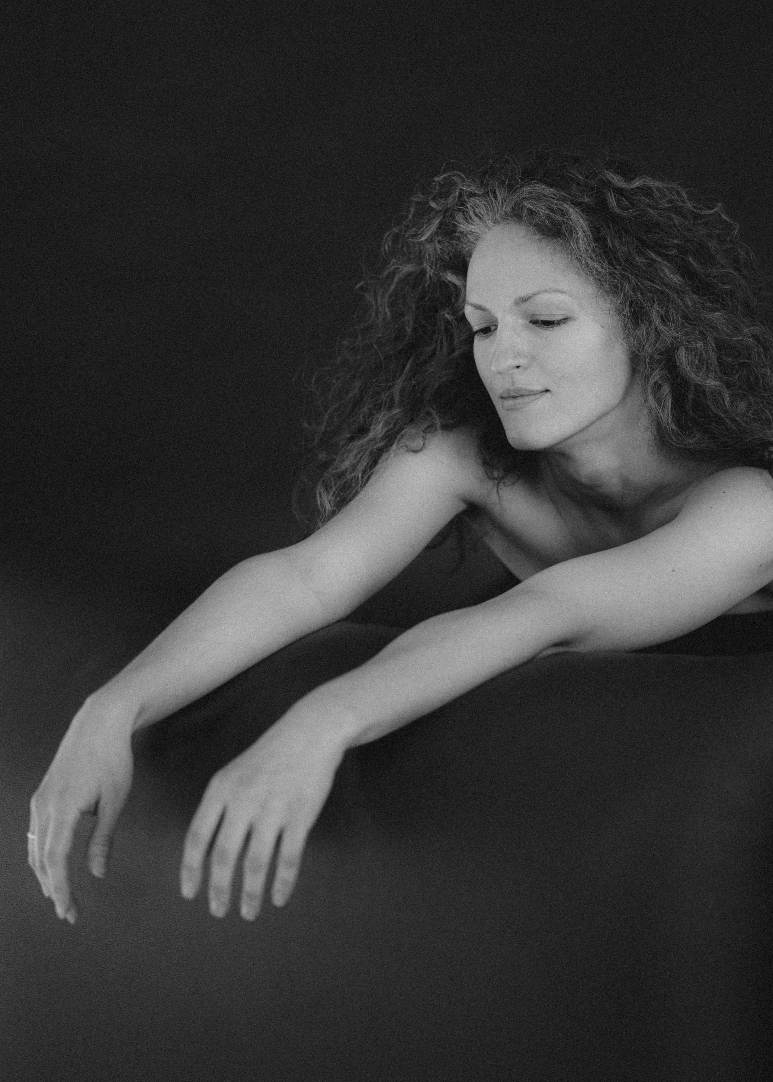 Фотосессия для женщины в студии минимализм. Женский фотограф в Красноярске