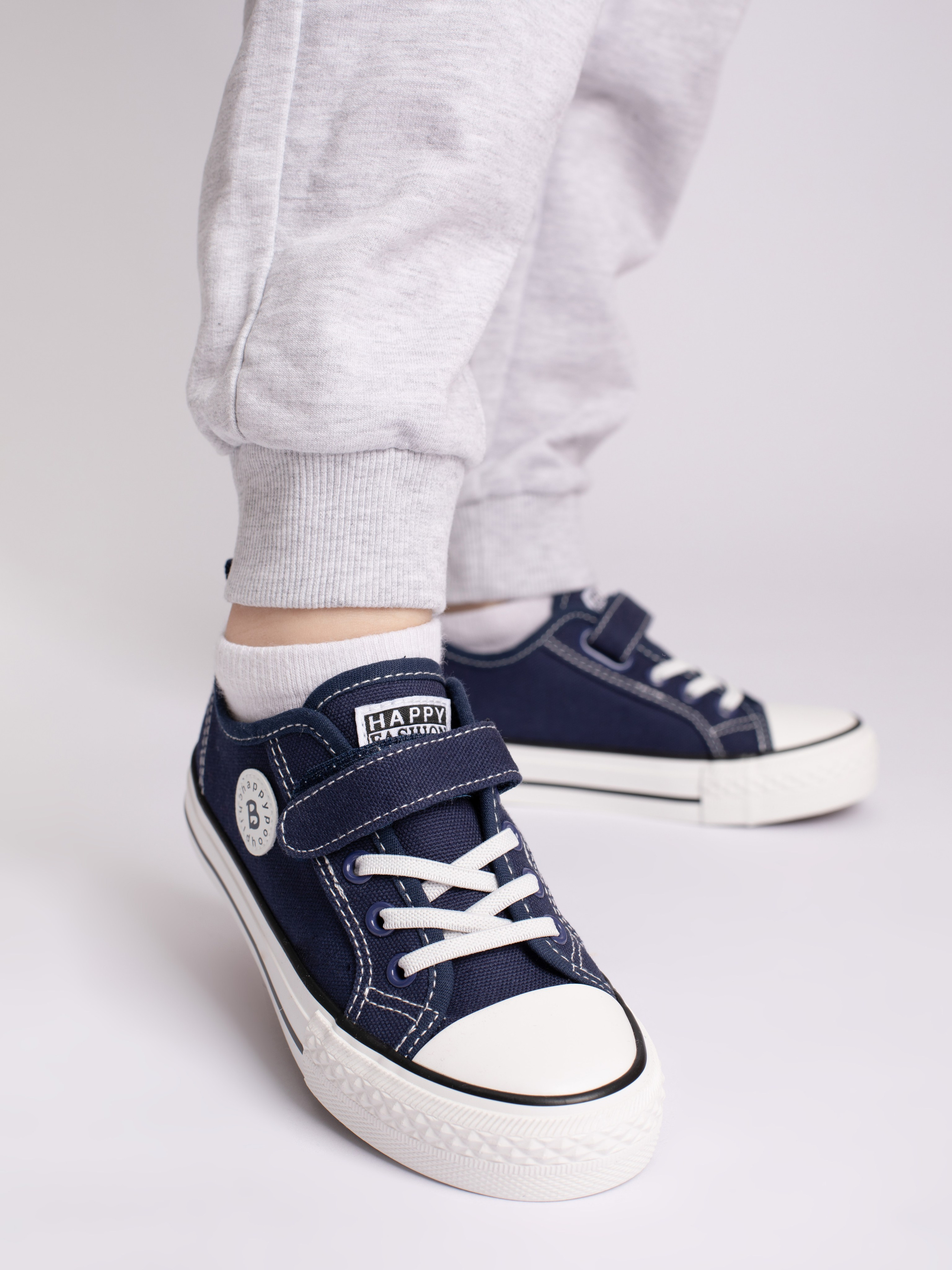 Детские кеды. Фотостудия предметной и модельной съёмки для маркетплейсов