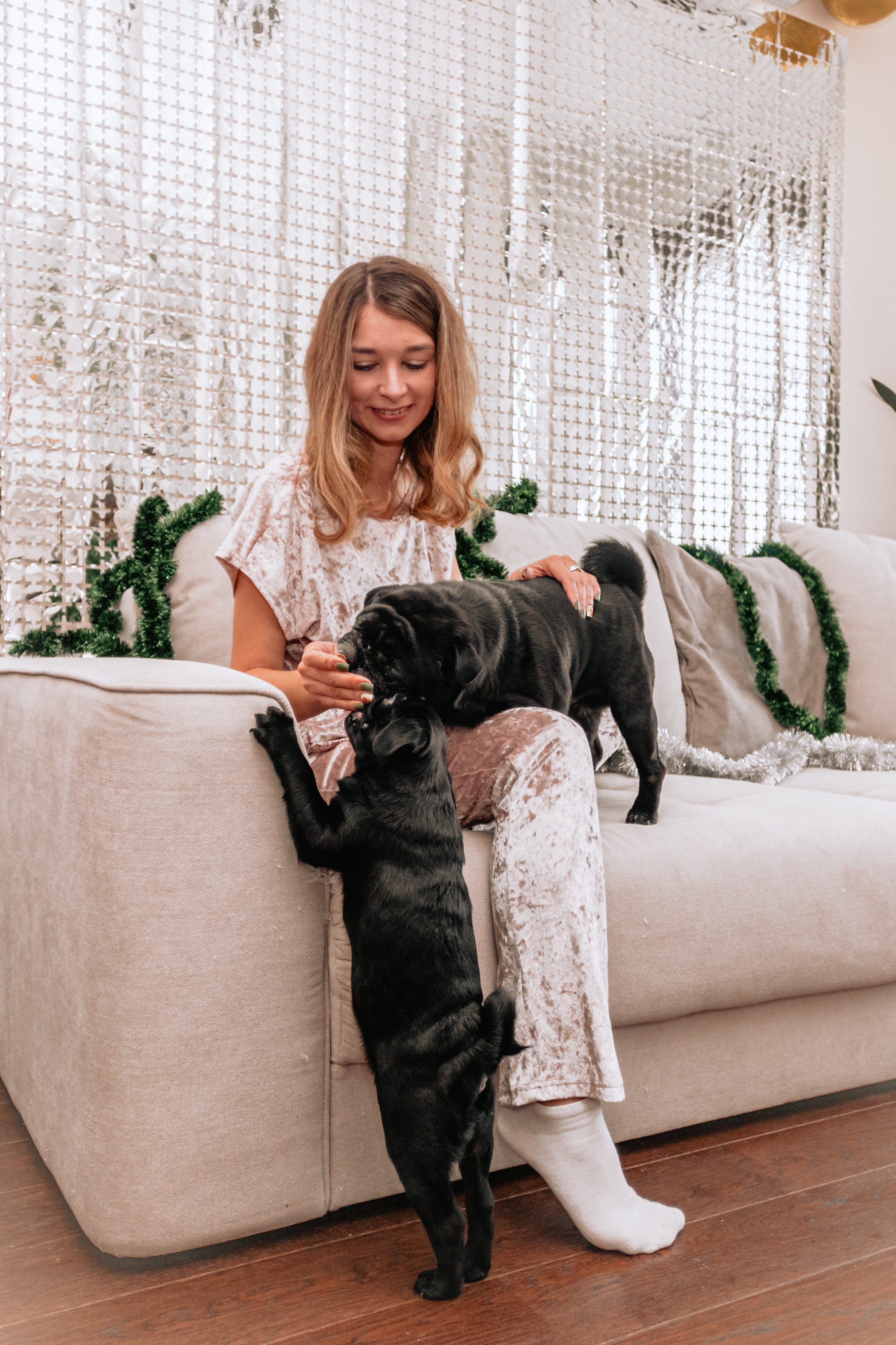 Домашняя фотосессия Оли и двух ее мопсов. Фотограф-анималист Татьяна Степанова