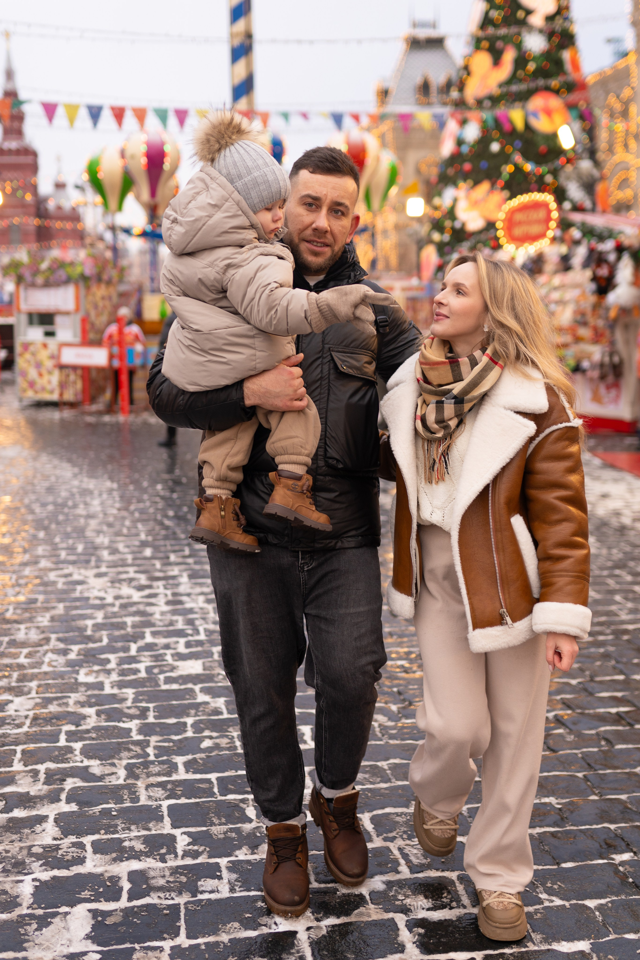 Павел, Егор и Наталия на ГУМ Ярмарке. Свадебный фотограф в Москве Анна Полушина