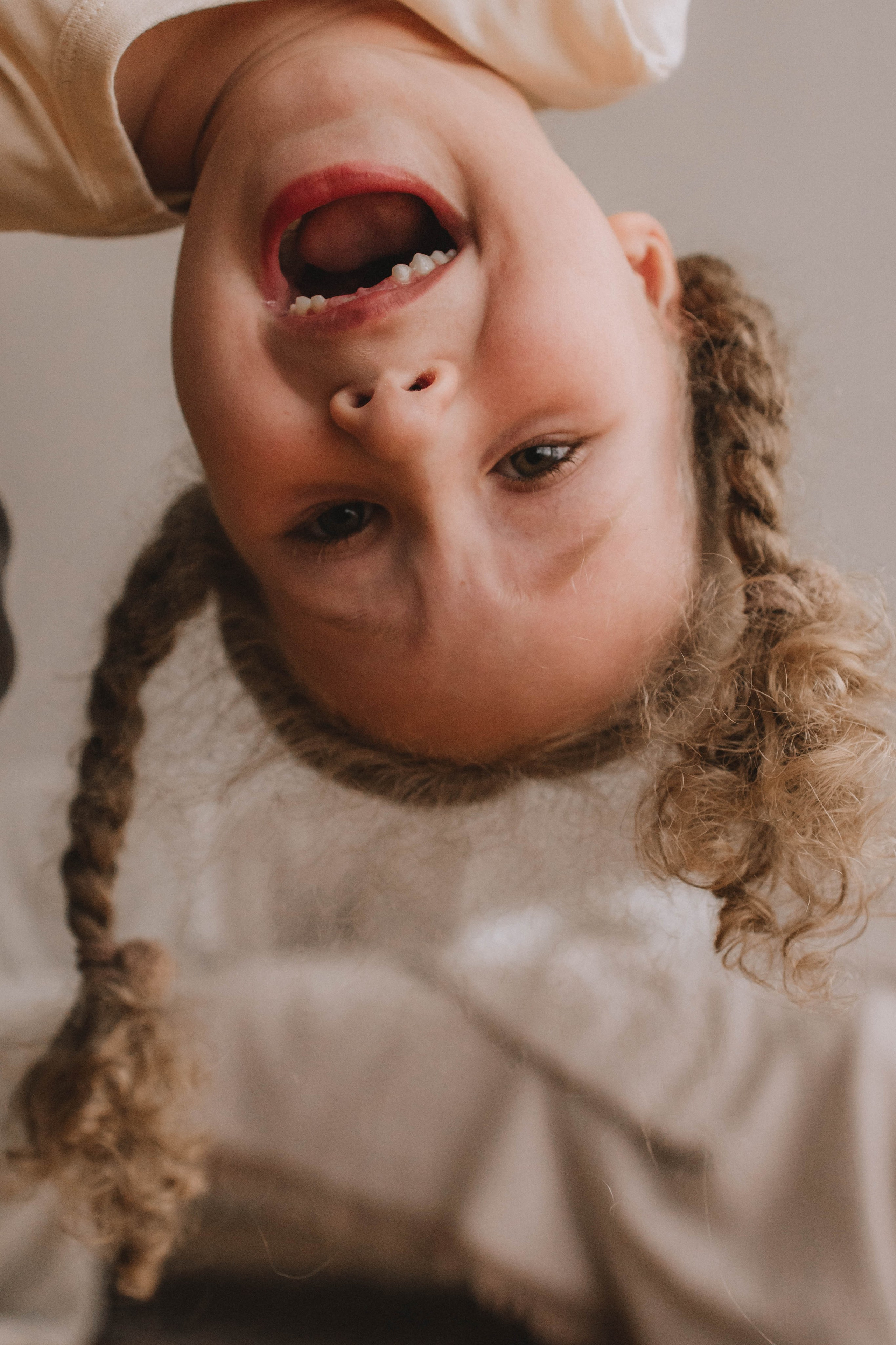 Озорные приключения кудряшки с родителями. Семейный фотограф в Москве, Щелково, Фрязино _ Виктория Степанова