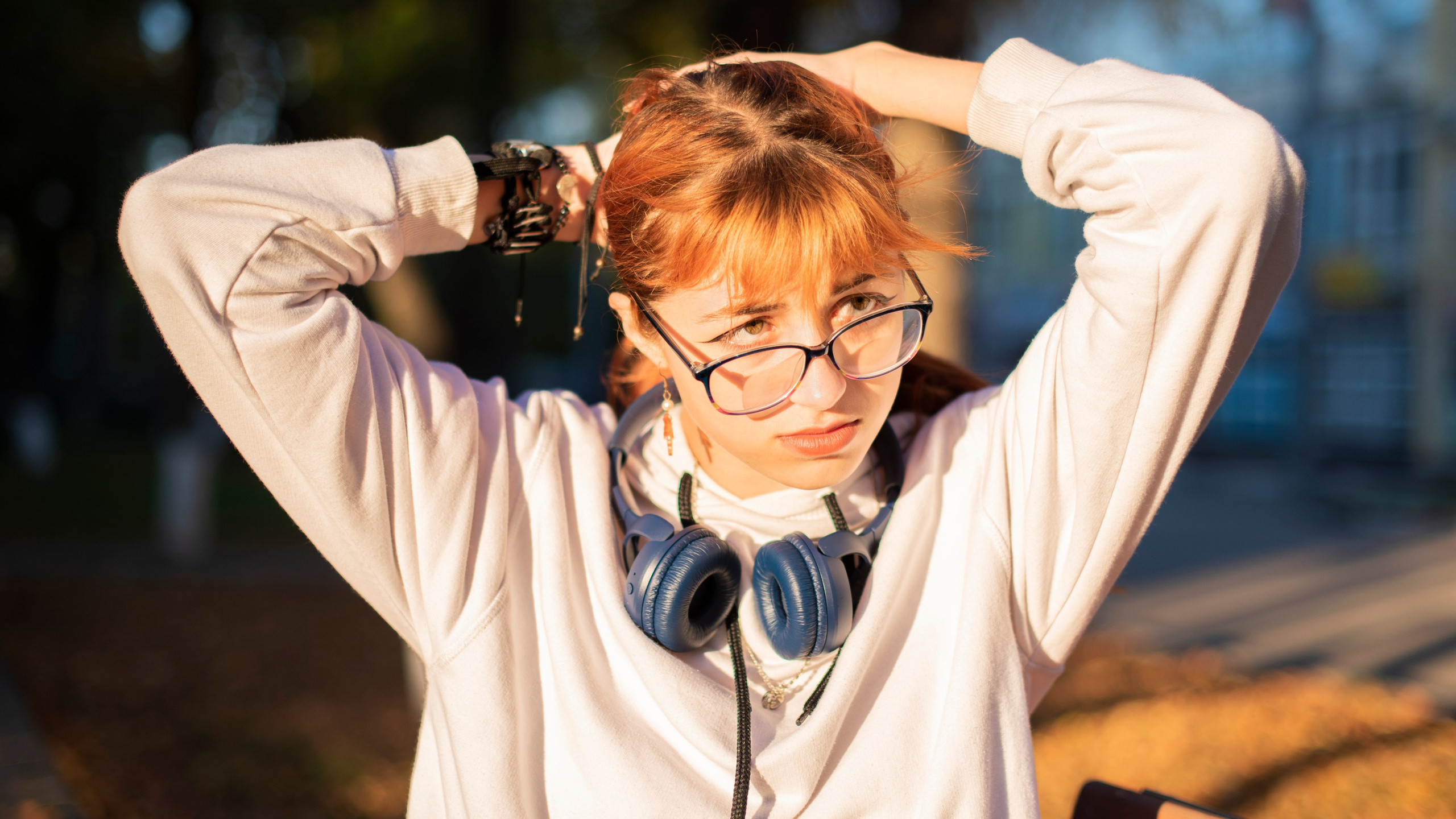 девушка-студентка. длинные рыжие волосы. белая кофта. очки. наушники. кепка. каменск-шахтинский