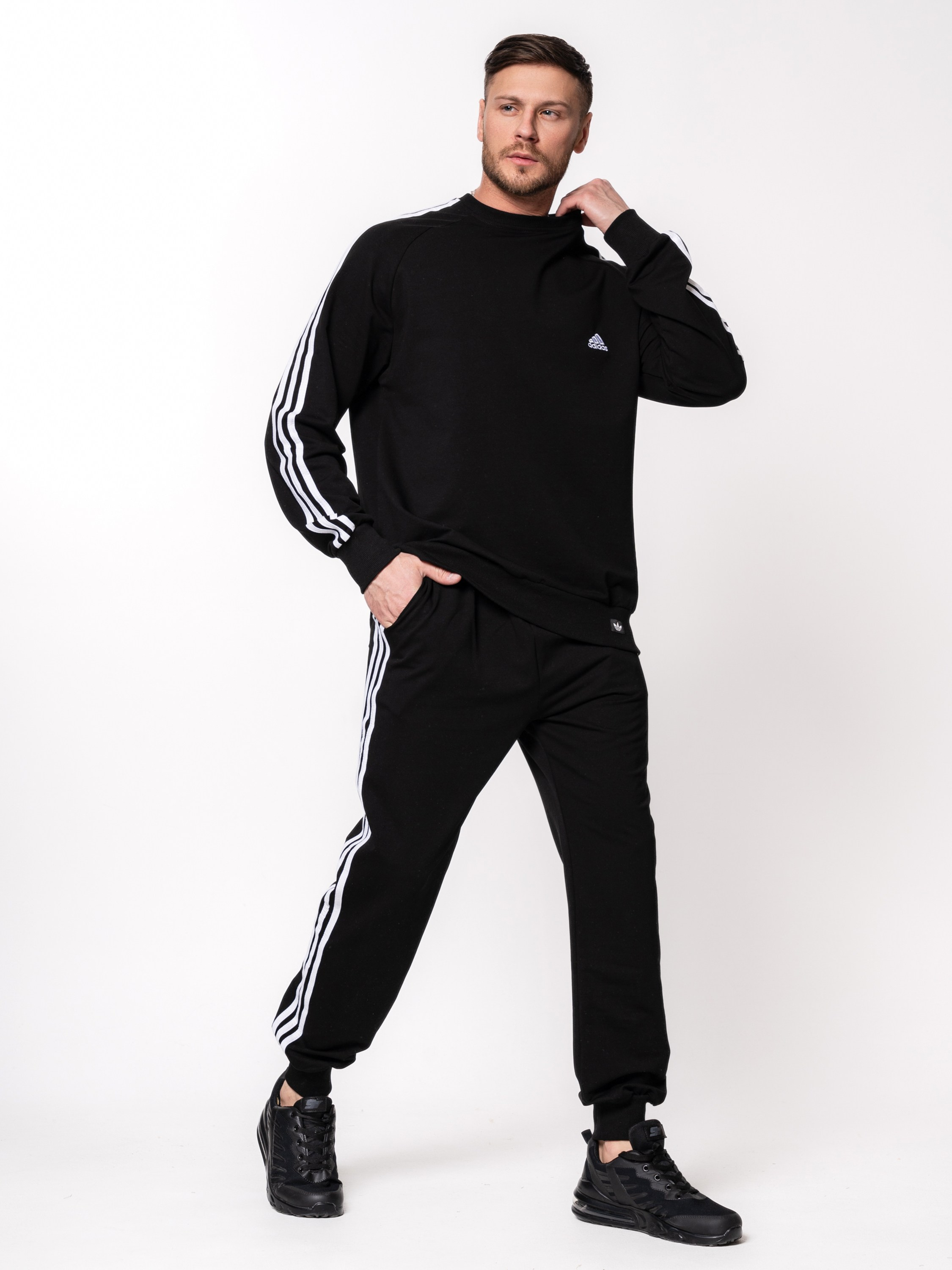 Съёмка на циклораме с мужчиной профессиональной моделью