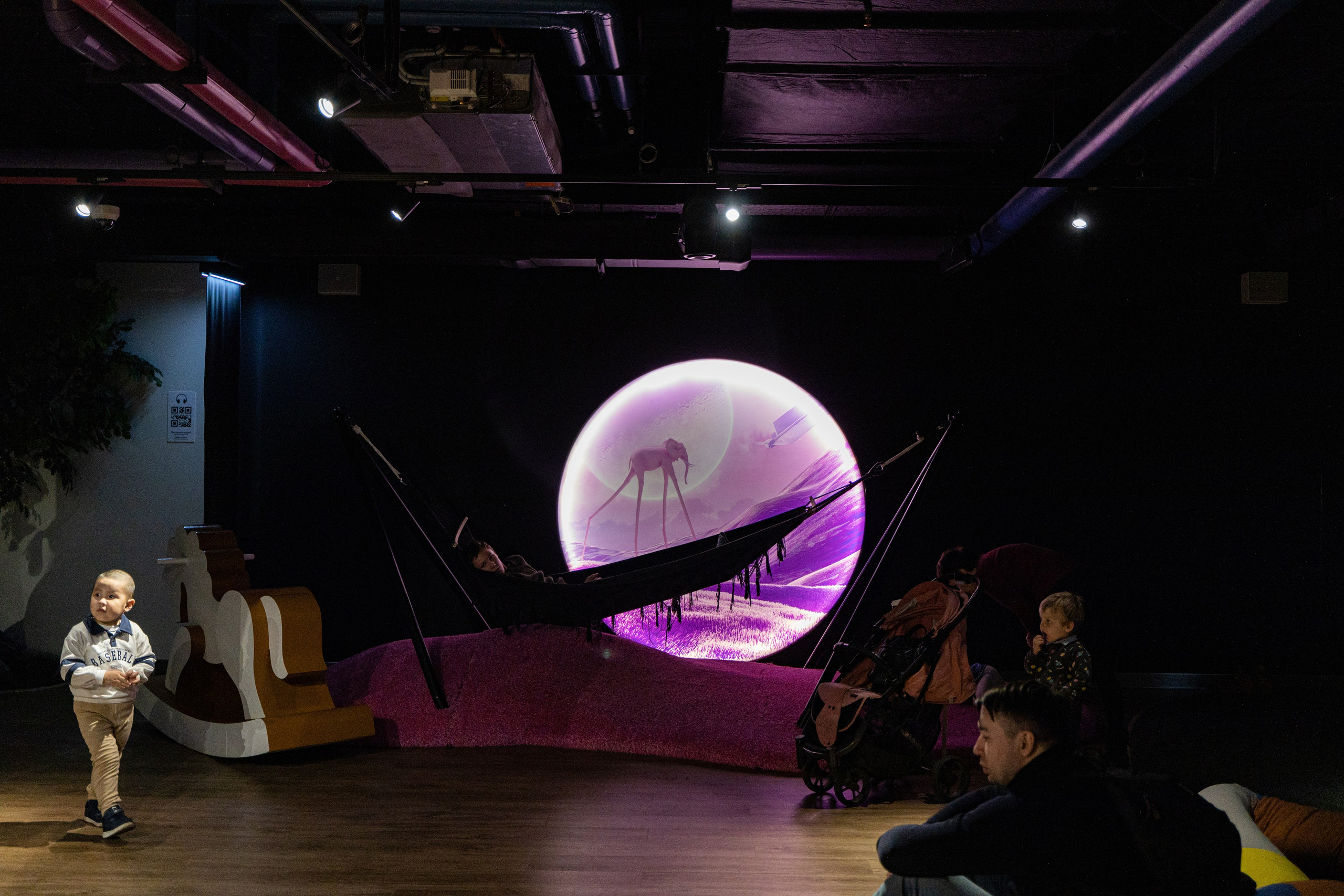 Выставка в павильоне АТОМ. Фотографирую жизнь! Московский фотограф волонтер