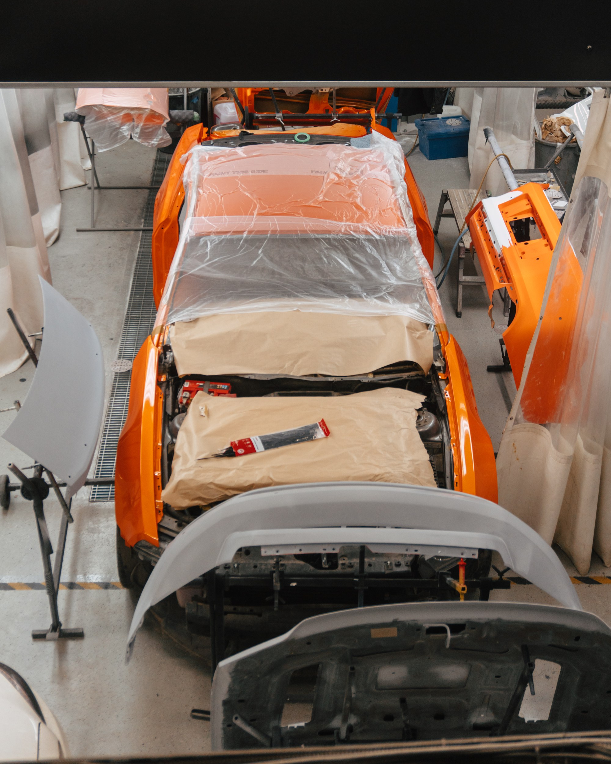 Ford Mustang Roush оранжевый окрас кузова и выкрас полос. DeLorein