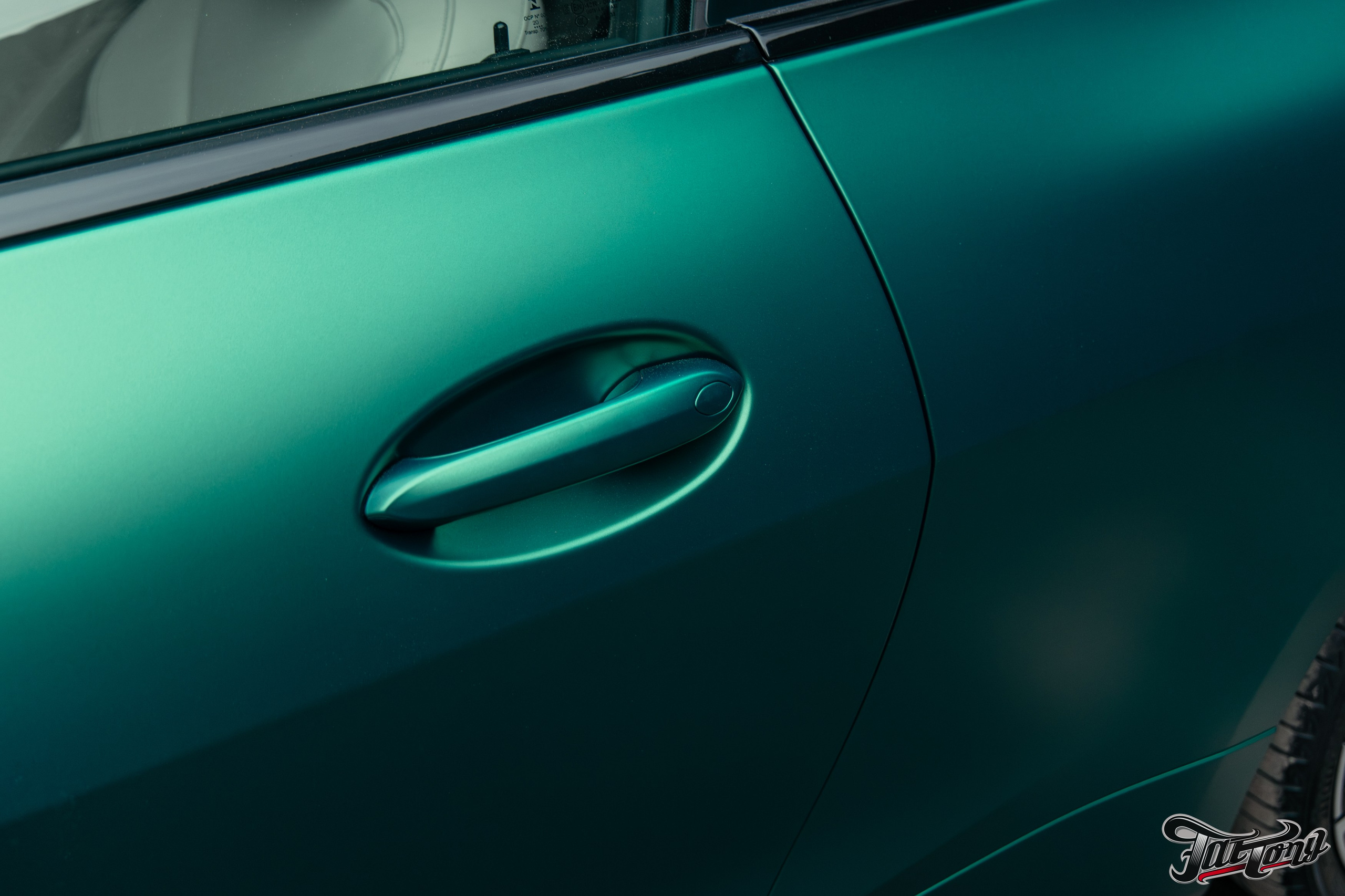 BMW 440i оклейка в цветной полиуретан Wematec matt green chrome с проемами. DeLorein