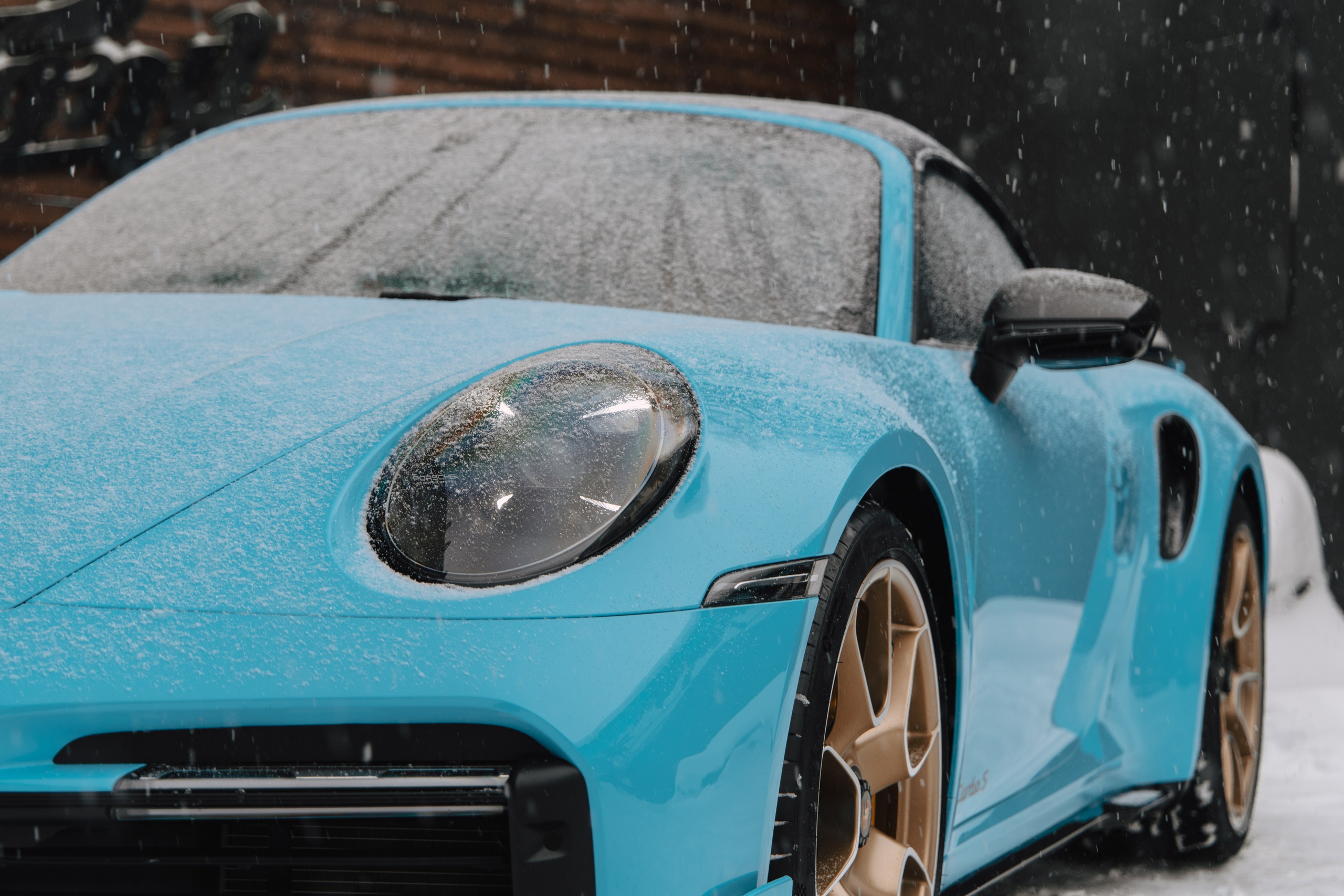 Porsche 911 оклейка в голубой полиуритан с проемами. DeLorein