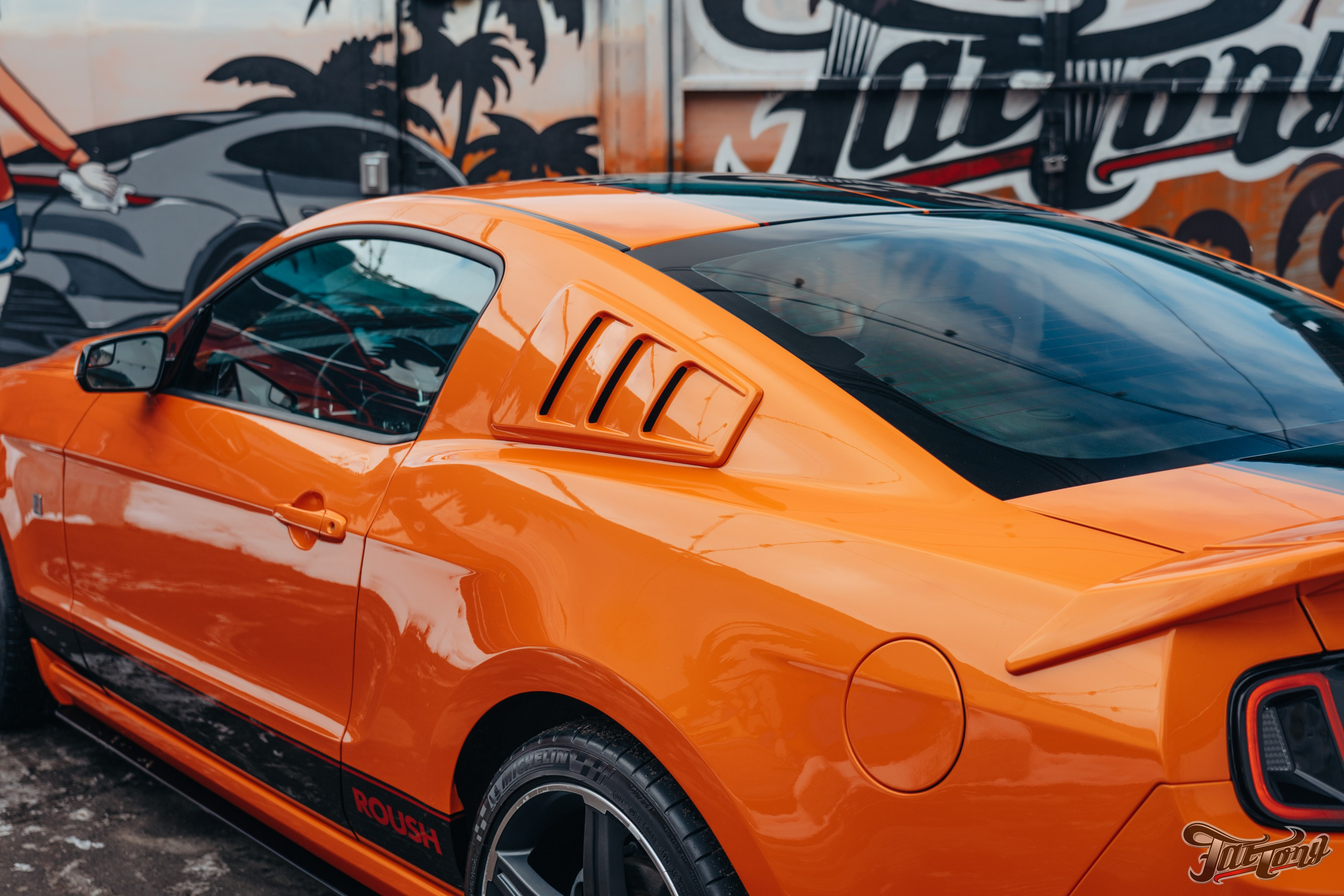 Ford Mustang Roush оранжевый окрас кузова и выкрас полос. DeLorein