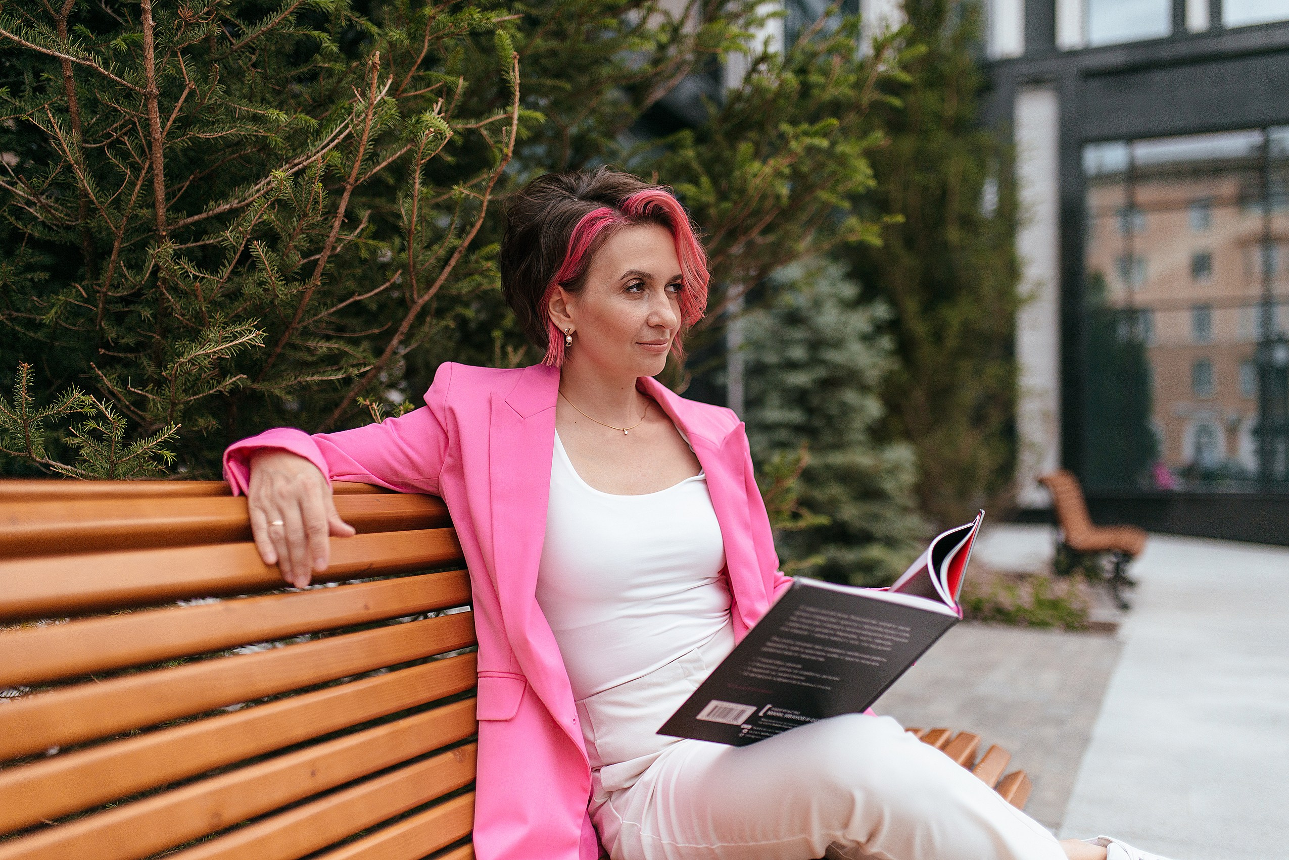 Уличная контент фотосессия для инстаграм дизайнера. Контент фотограф Дарья Едапина Новосибирск. Фотограф Дарья Едапина Новосибирск