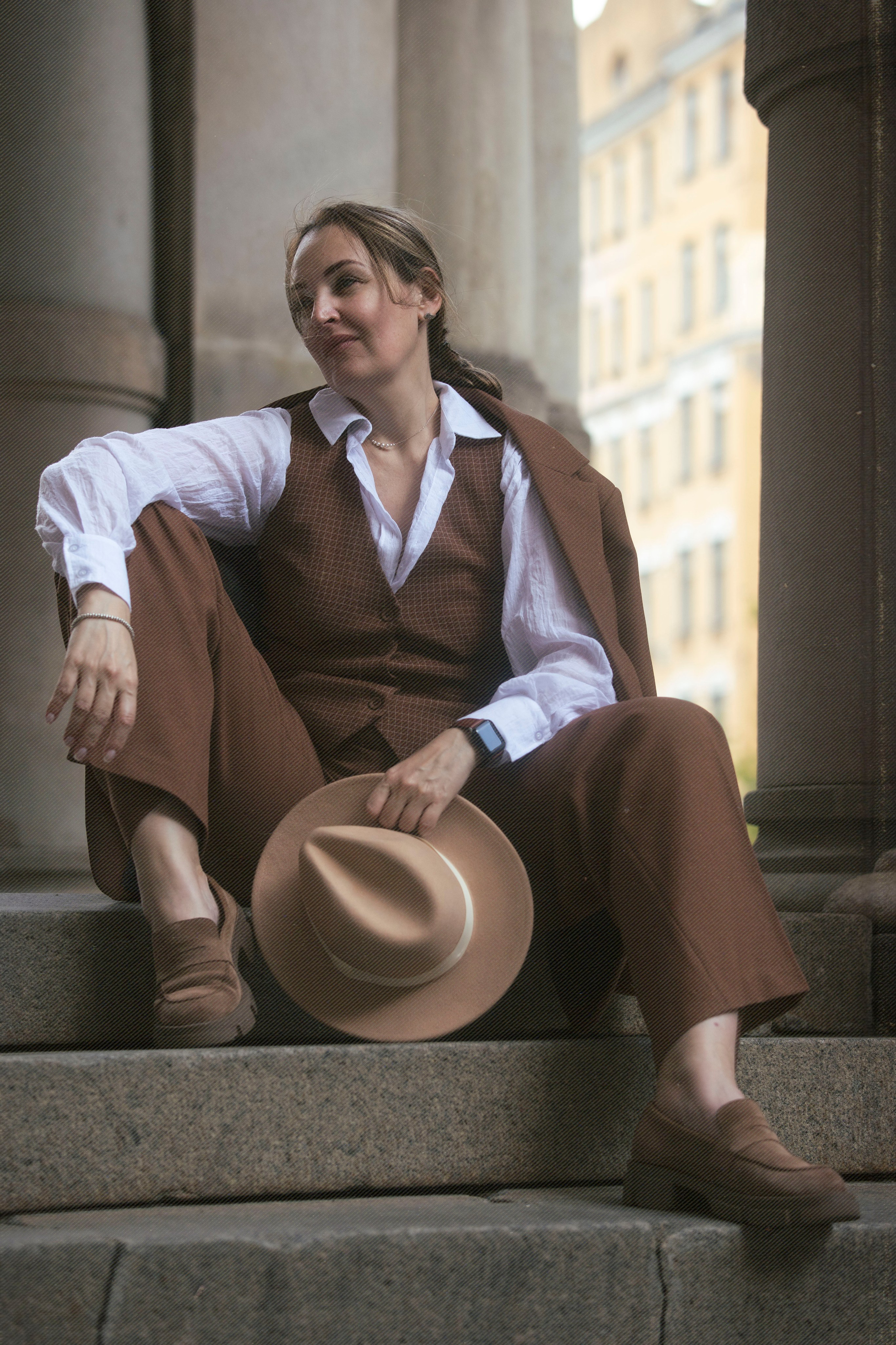 портрет женщины на ступенях