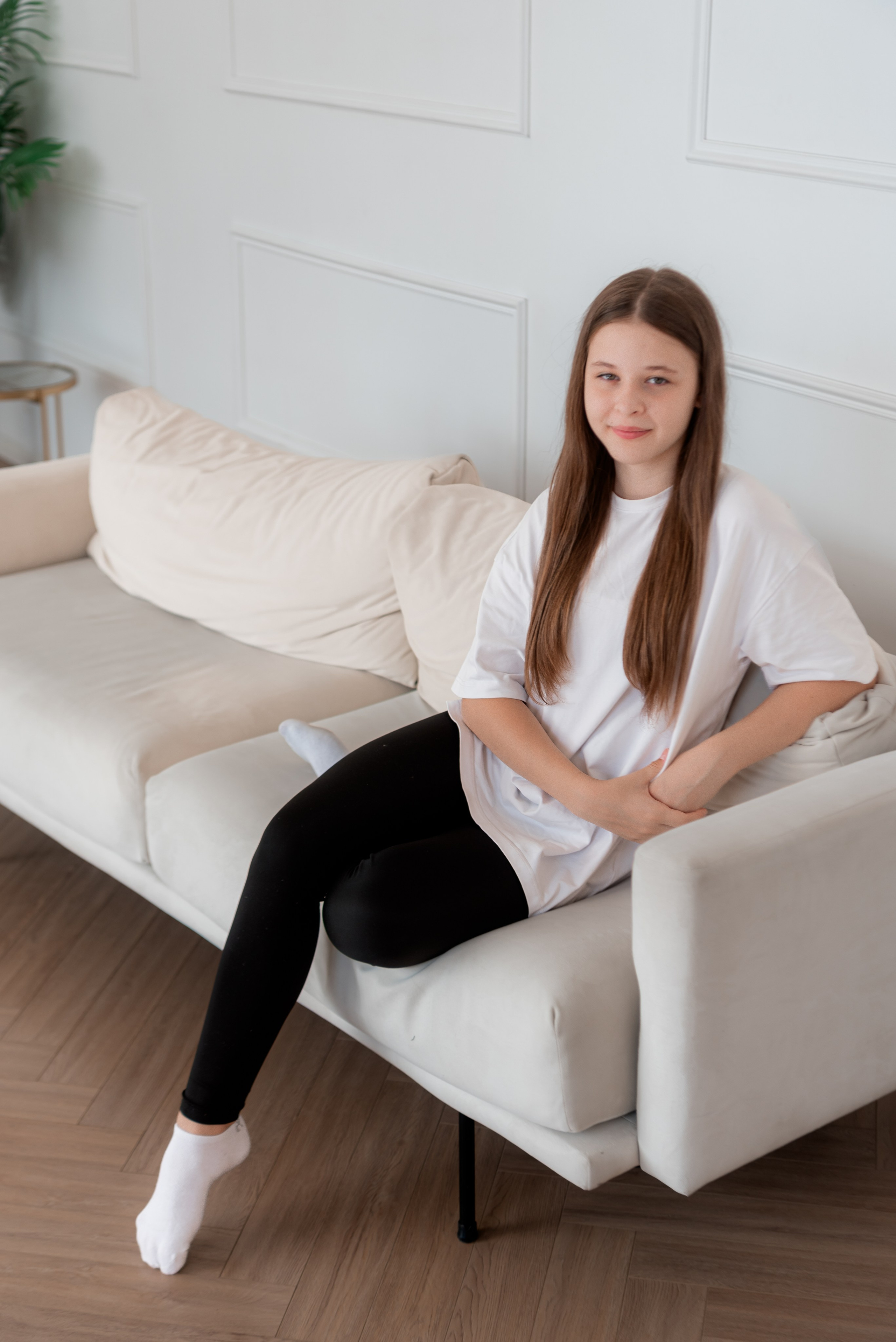 Портрет для дочки тинейджера в студии Волгограда белой верх чёрный низ студия Joy