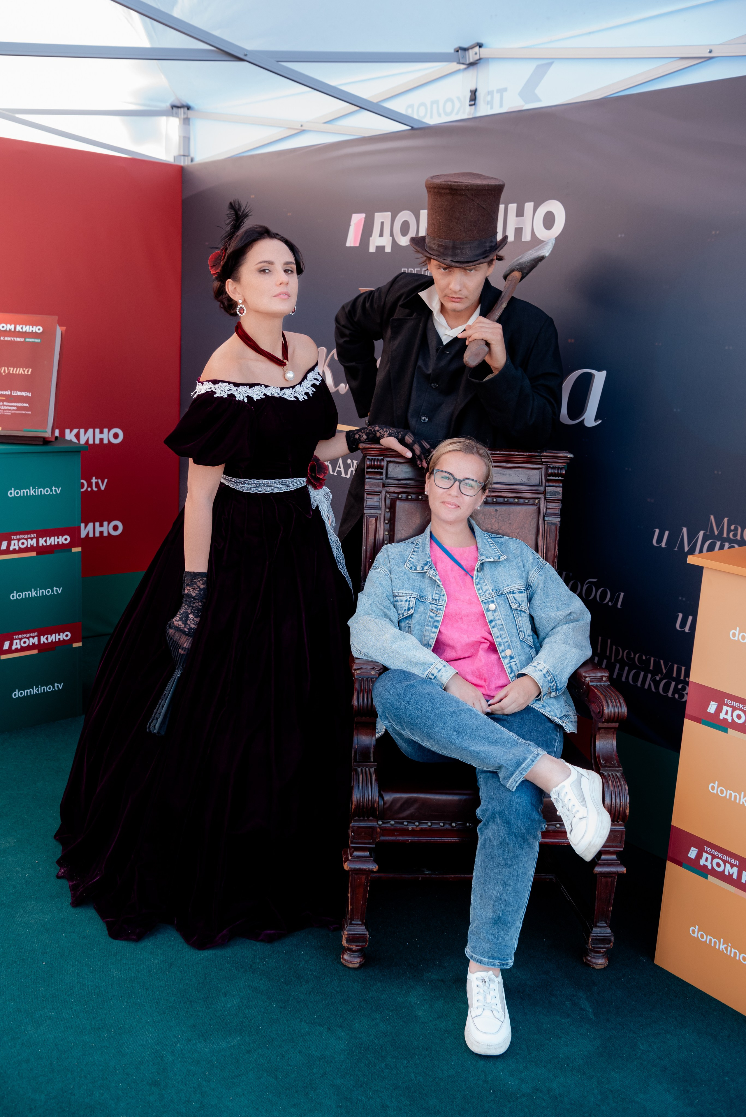 Портретные фото с артистами в палатке Триколор Дом Кинов на день города Волгоград. Фотограф в Волгограде и Волжском Александр Горбань