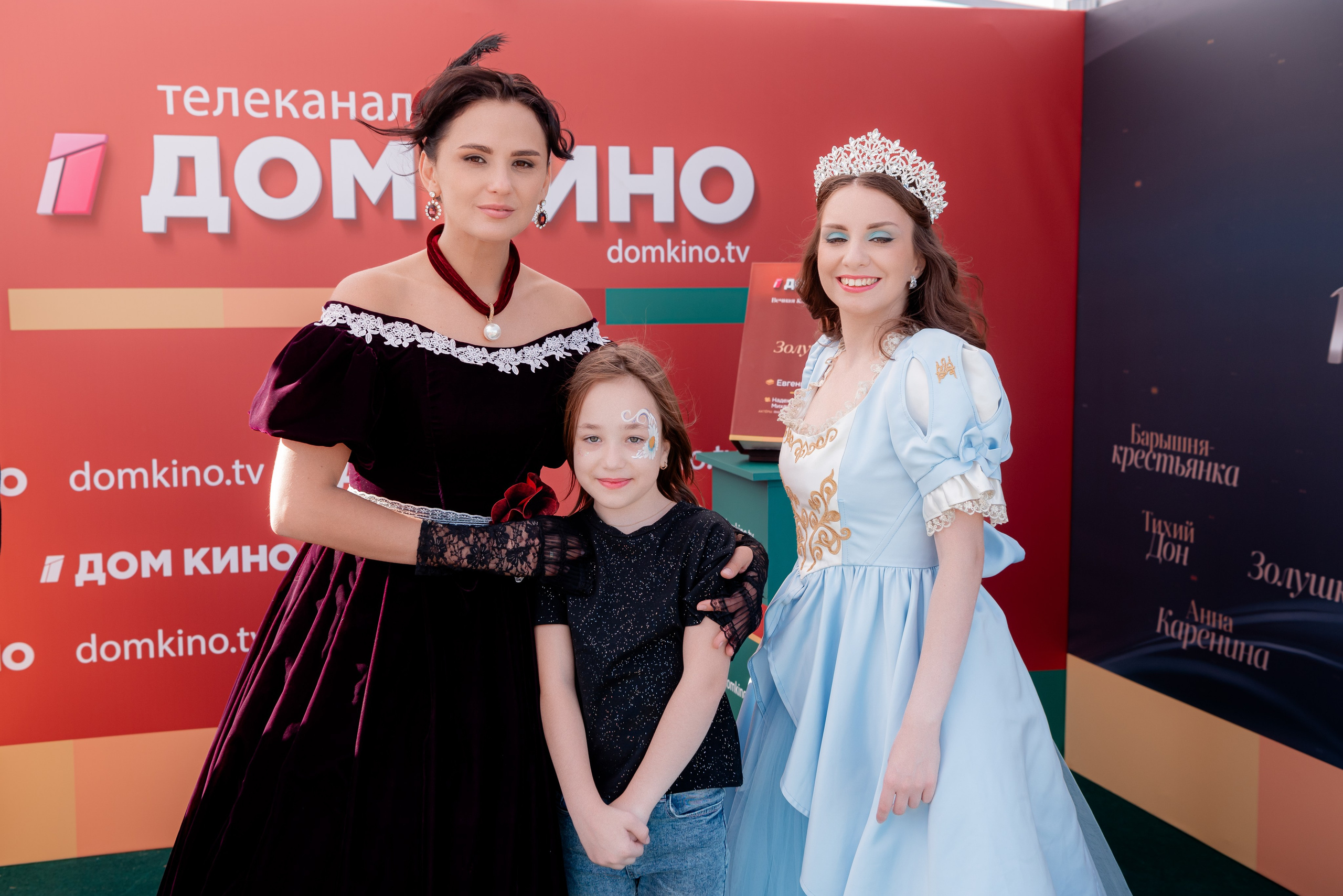 Портретные фото с артистами в палатке Триколор Дом Кинов на день города Волгоград. Фотограф в Волгограде и Волжском Александр Горбань