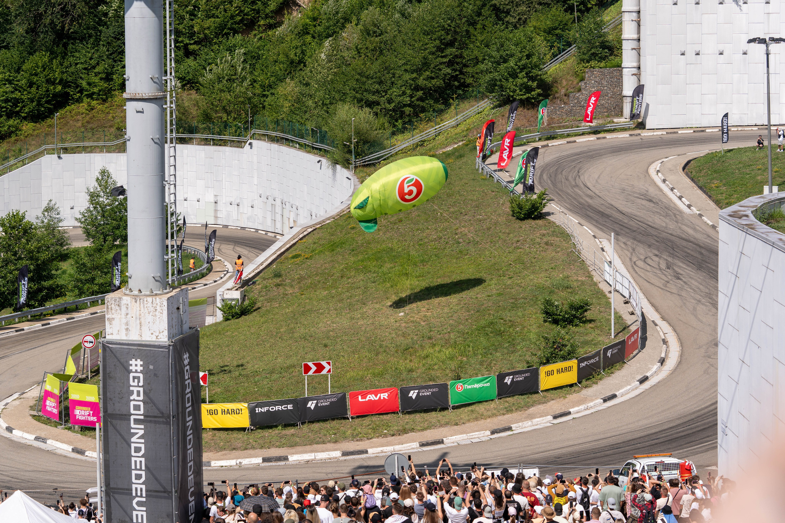 Фотоотчет партнеской интеграции для сети «Пятерочка» на фестивале «Grounded». Репортажный фотограф в Красной Поляне и Сочи Павлюченко Екатерина