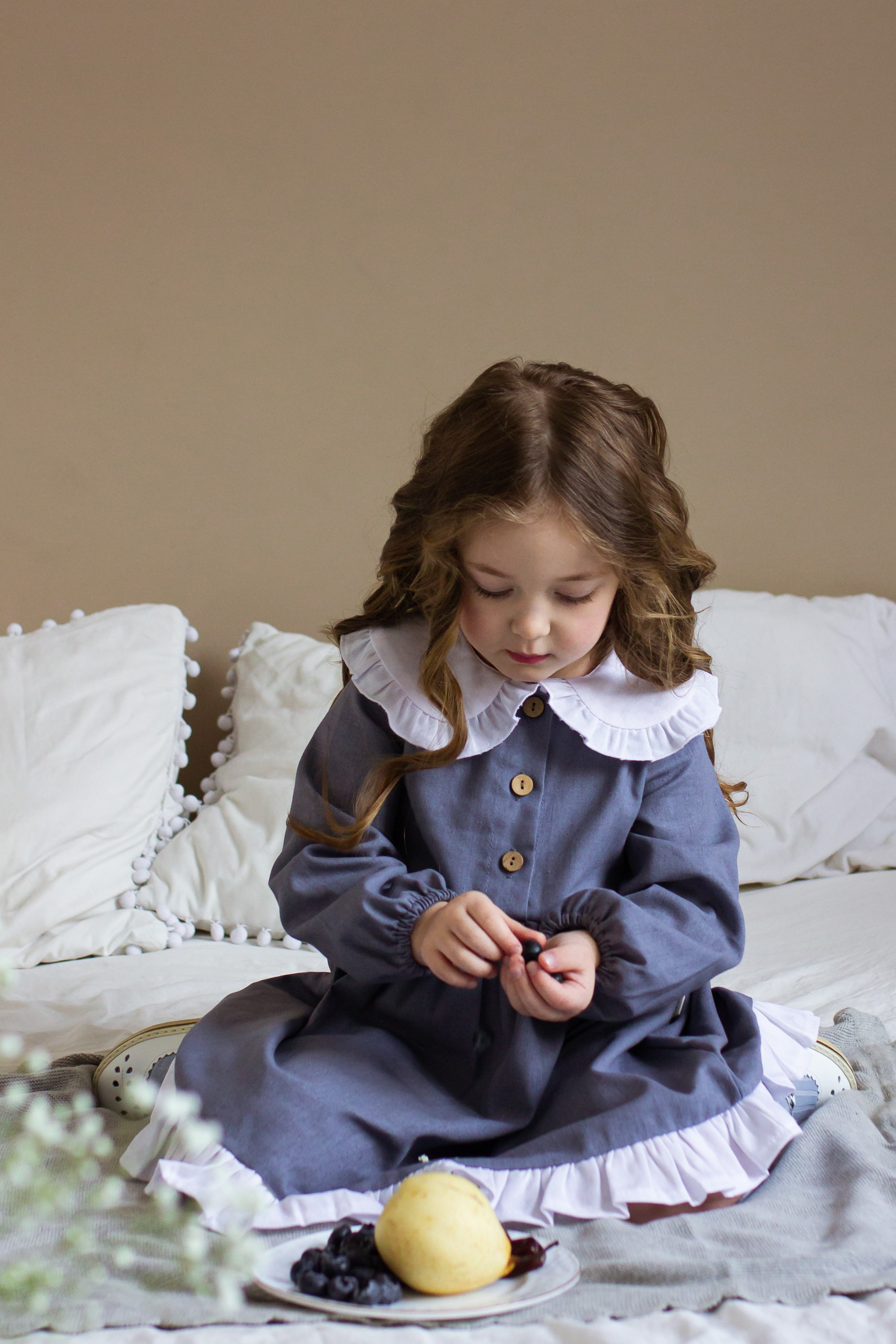 Девочка в винтажном платье, детская фотосессия