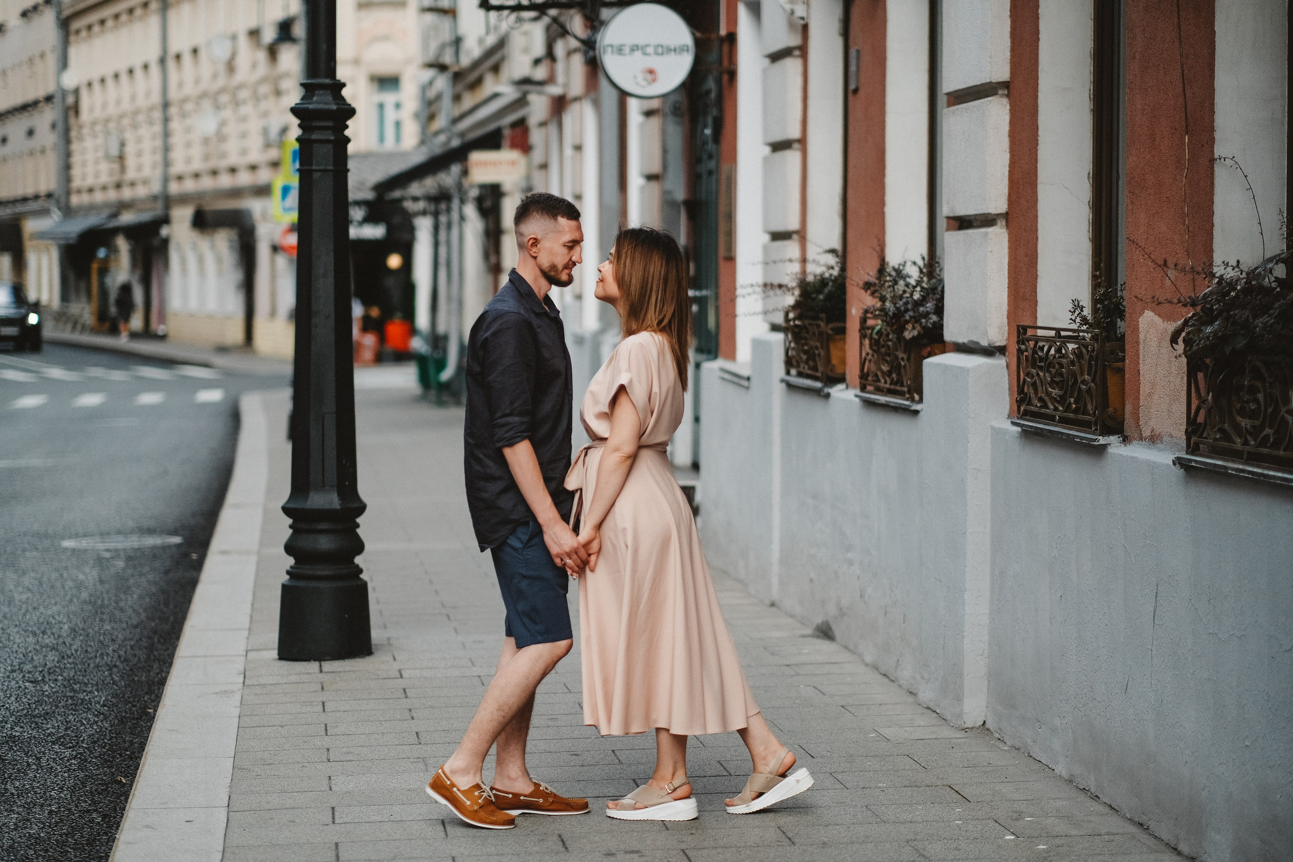 Пара держится за руки.