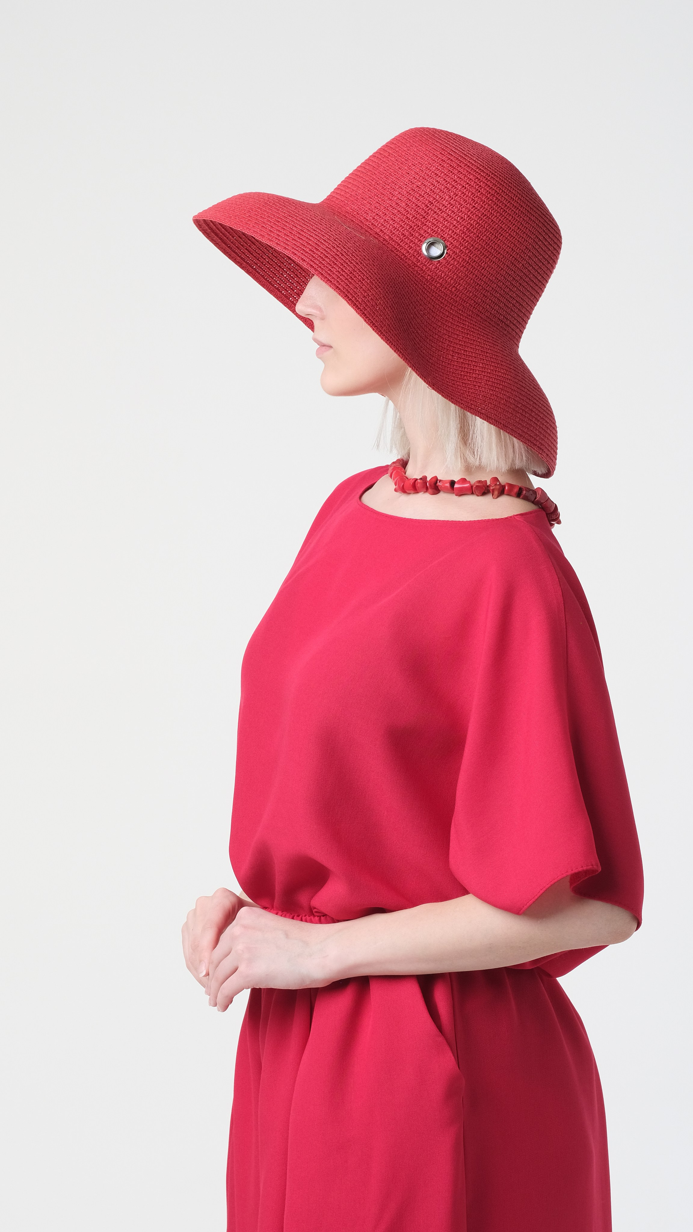 Lady in red - стильный образ в красном, красный костюм, красная шляпа. Качественная фотосъёмка для маркетплейсов в Москве.