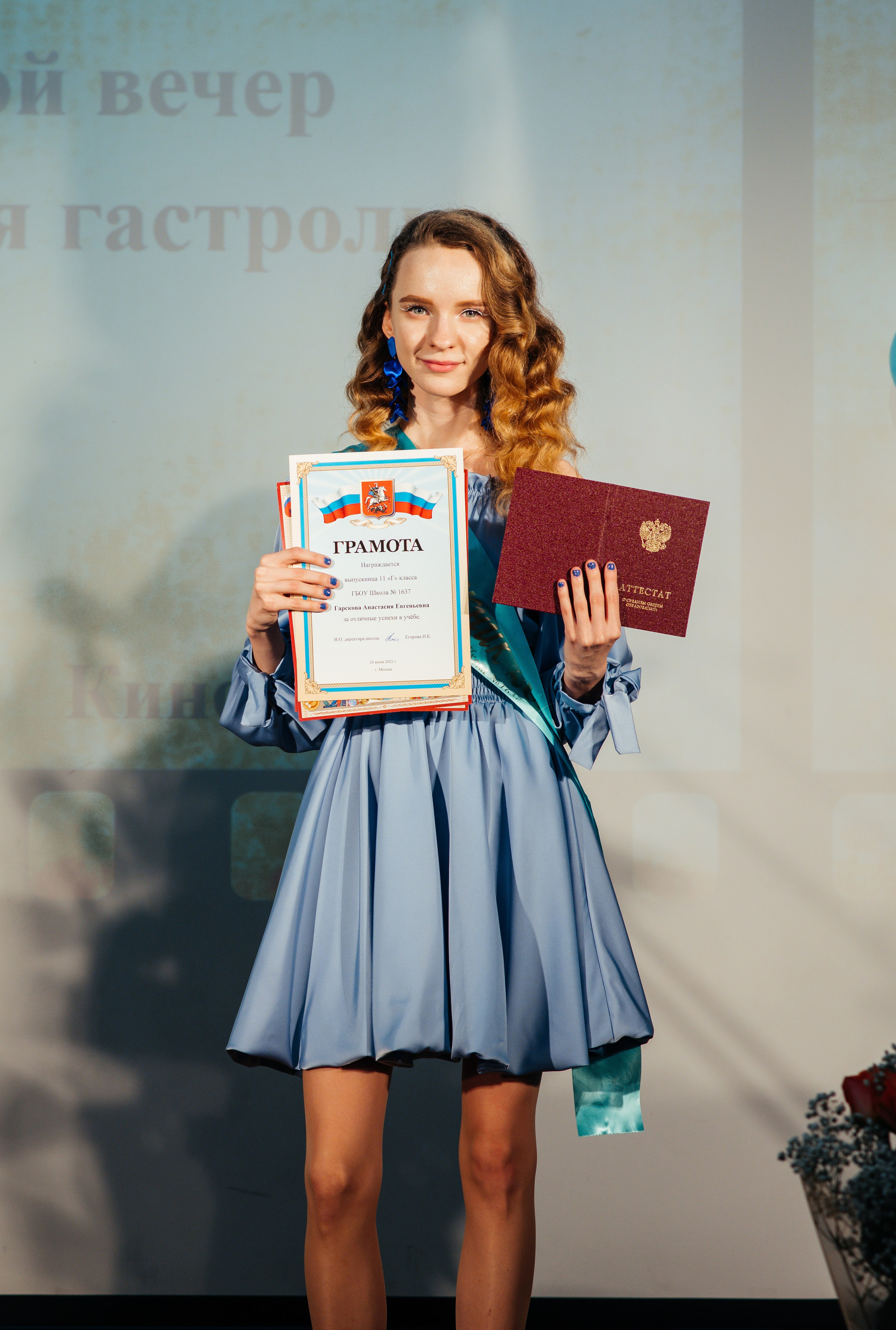 Вручение аттестатов. Выпускные альбомы в Подольске Москве и МО