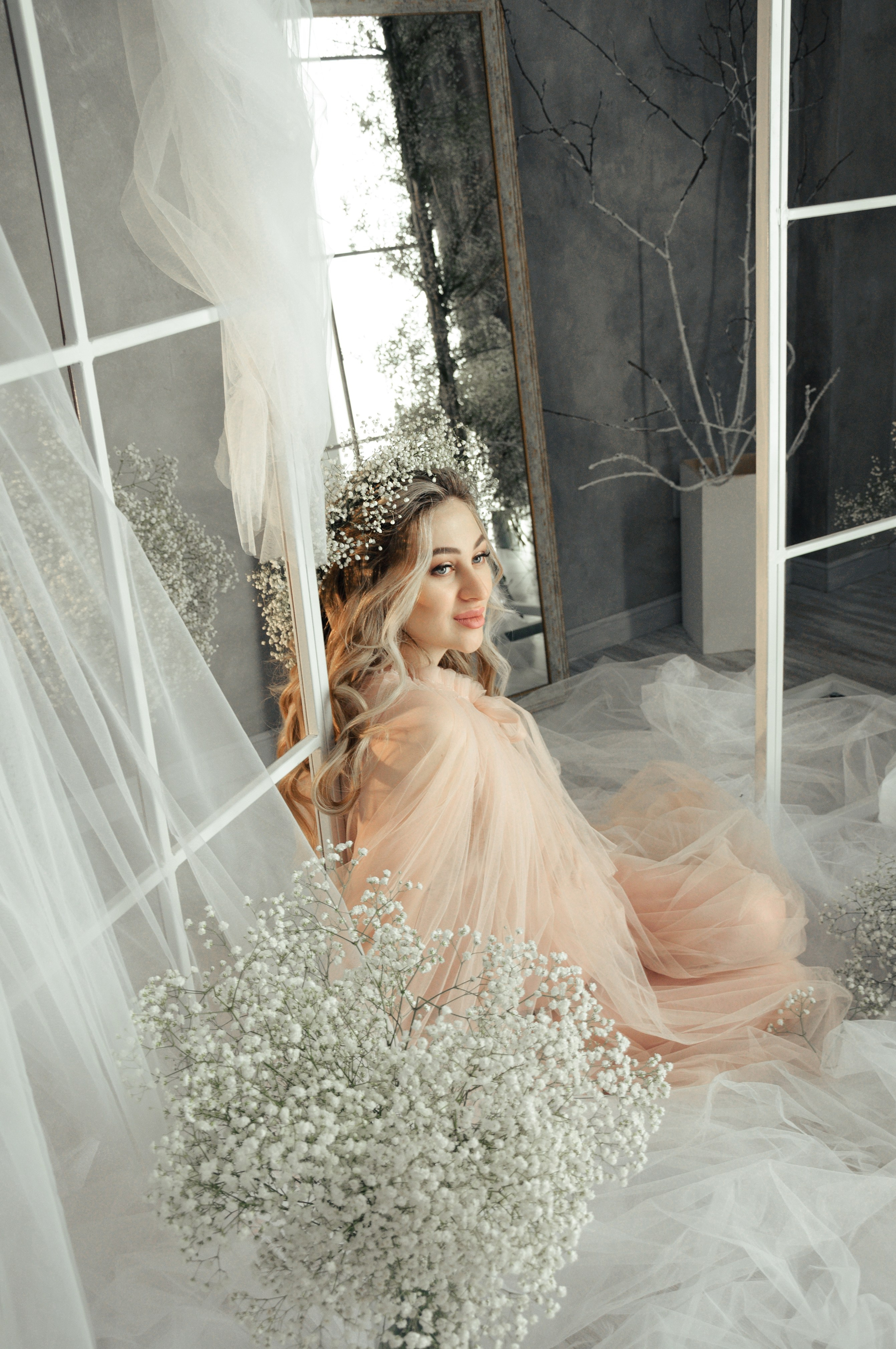 Валерия в зале Грей с гипсофилой. Семейный и свадебный фотограф Галина Абакумова, фотосессии в Белгороде