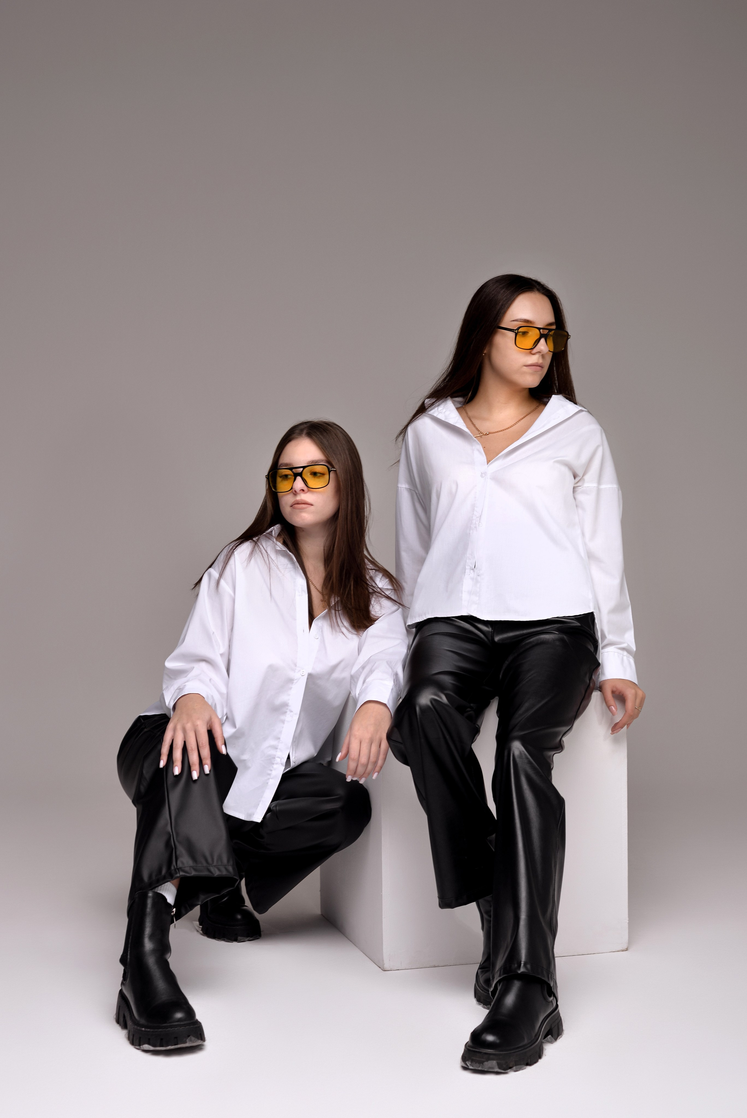 2 подруги на циклораме, Алина и Катя. Семейный и свадебный фотограф Галина Абакумова, фотосессии в Белгороде