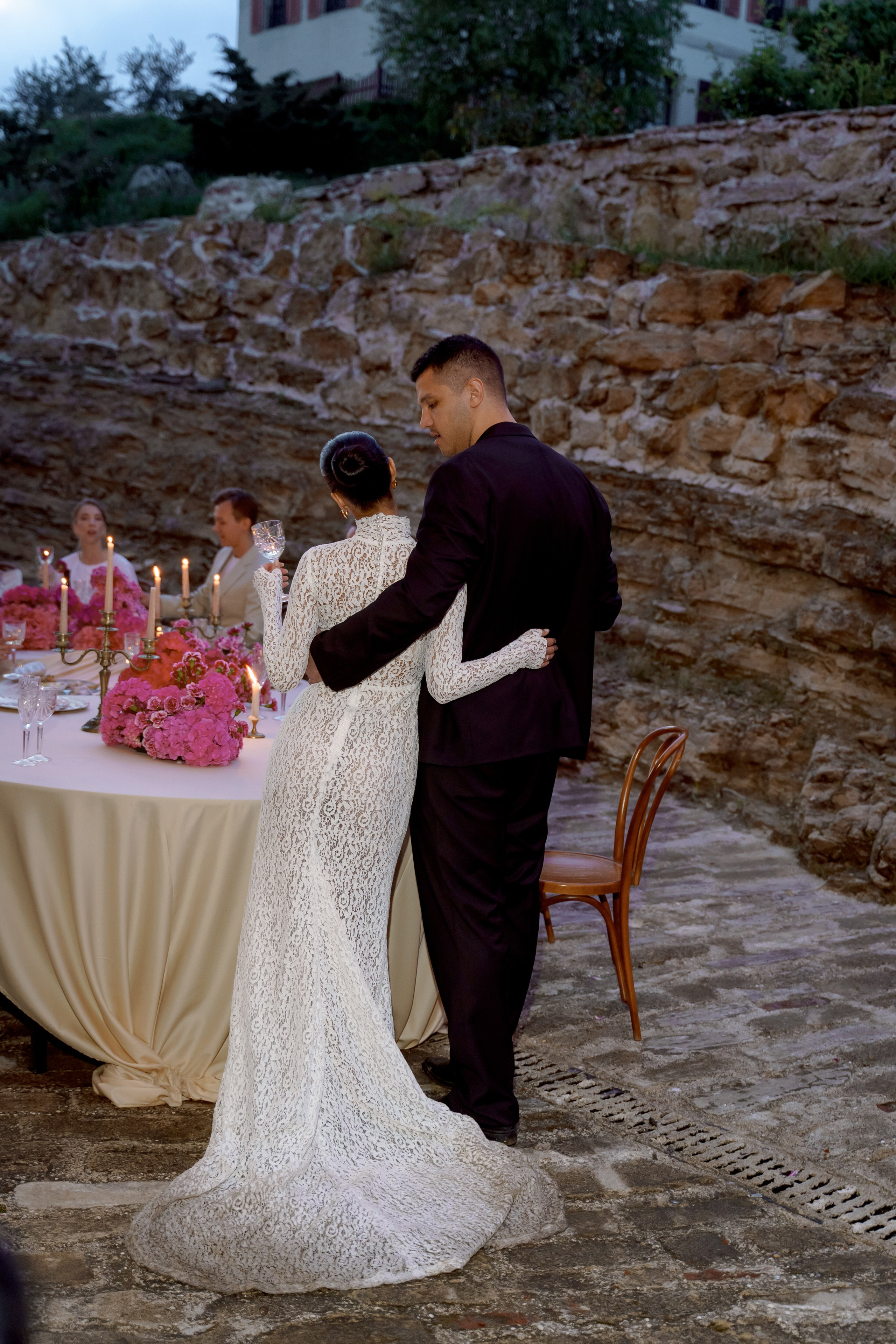 Интимная атмосфера вечернего свадебного ужина с красивой сервировкой и улыбками