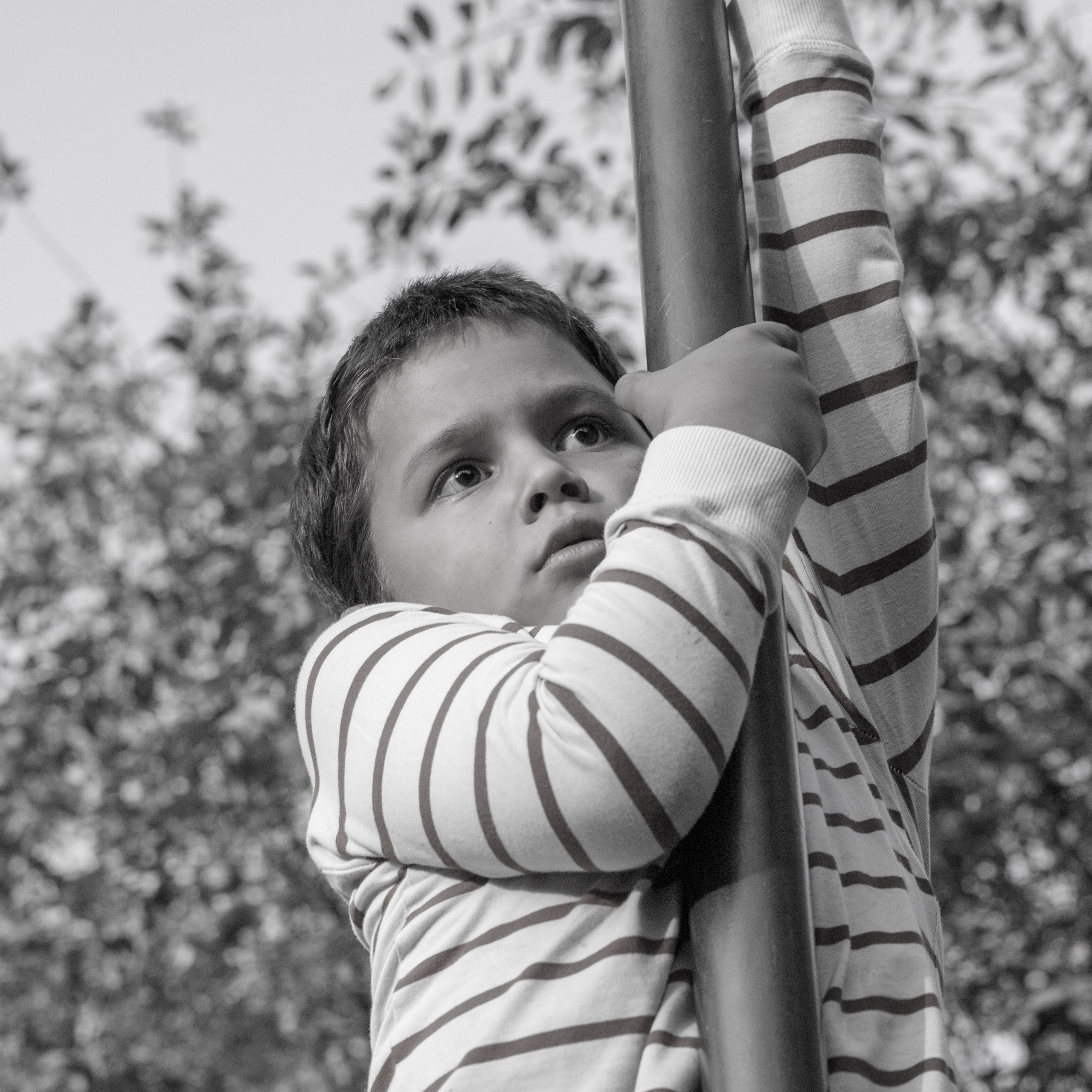 Мальчик на столбе, нижний ракурс, чёрно-белый, детский портрет на улице, Москва, Илья Антропов