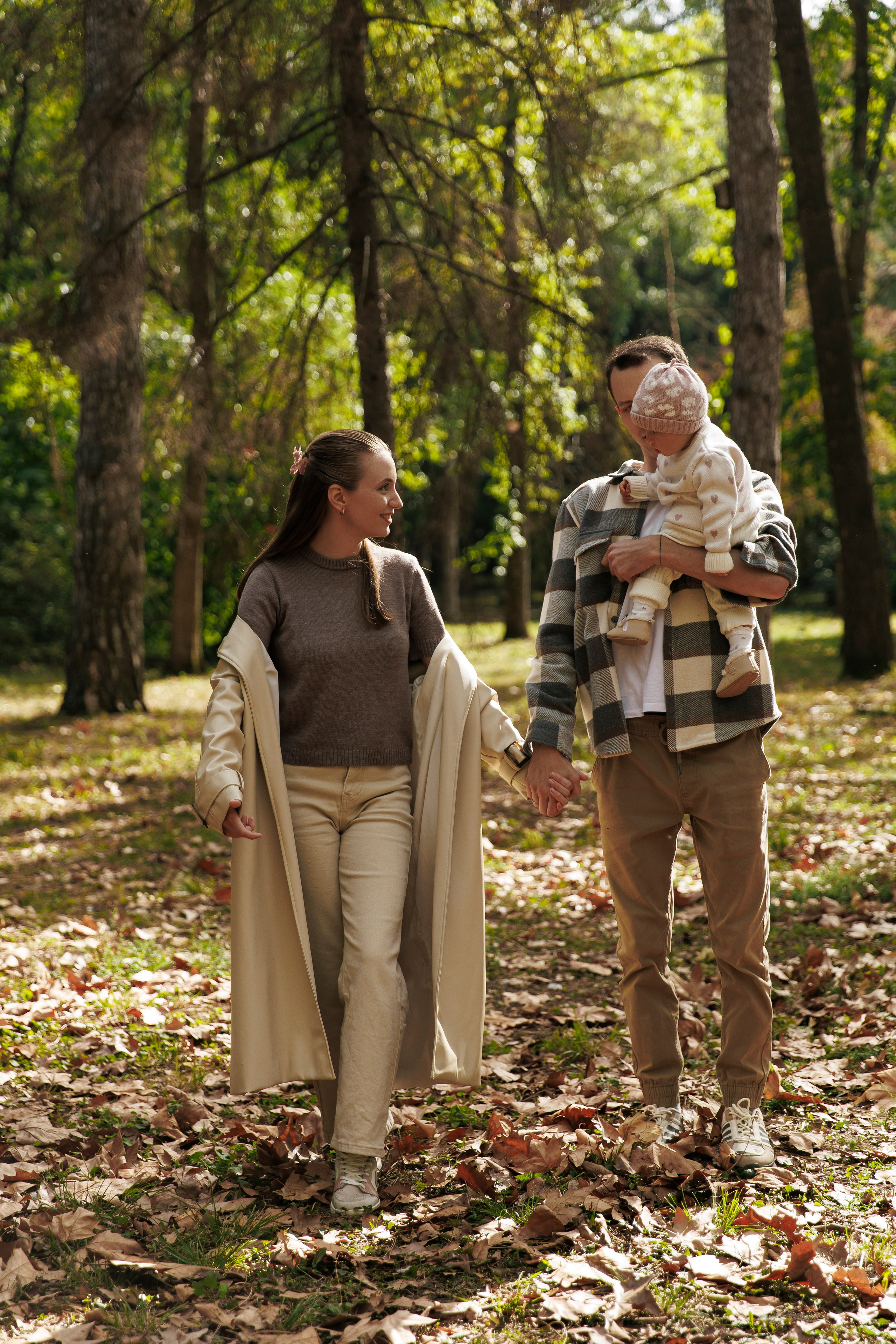 «Embracing Autumn: A Family Adventure Amidst Golden Leaves»
