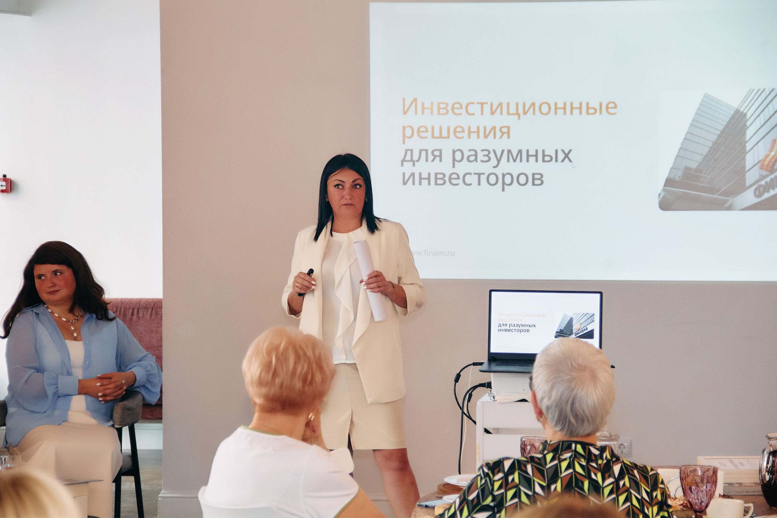 Деловой разговор «Перспективы инвестиций в 2024 году». Фотограф в Смоленске Ася Польшина