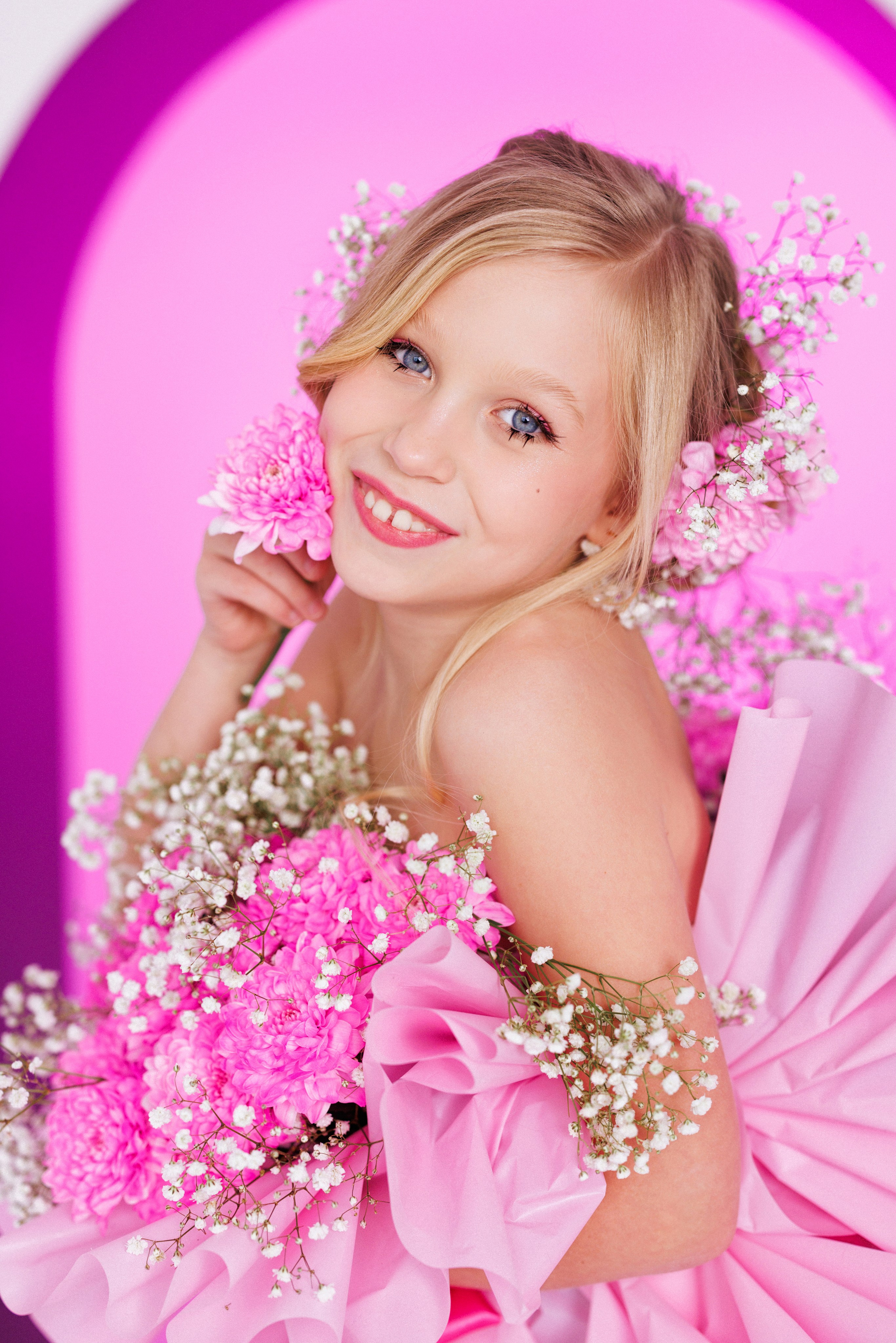 Фотосессия для девочек в форме букета с живыми цветами. Семейный и детский фотограф в Краснодаре Анна Трашкова