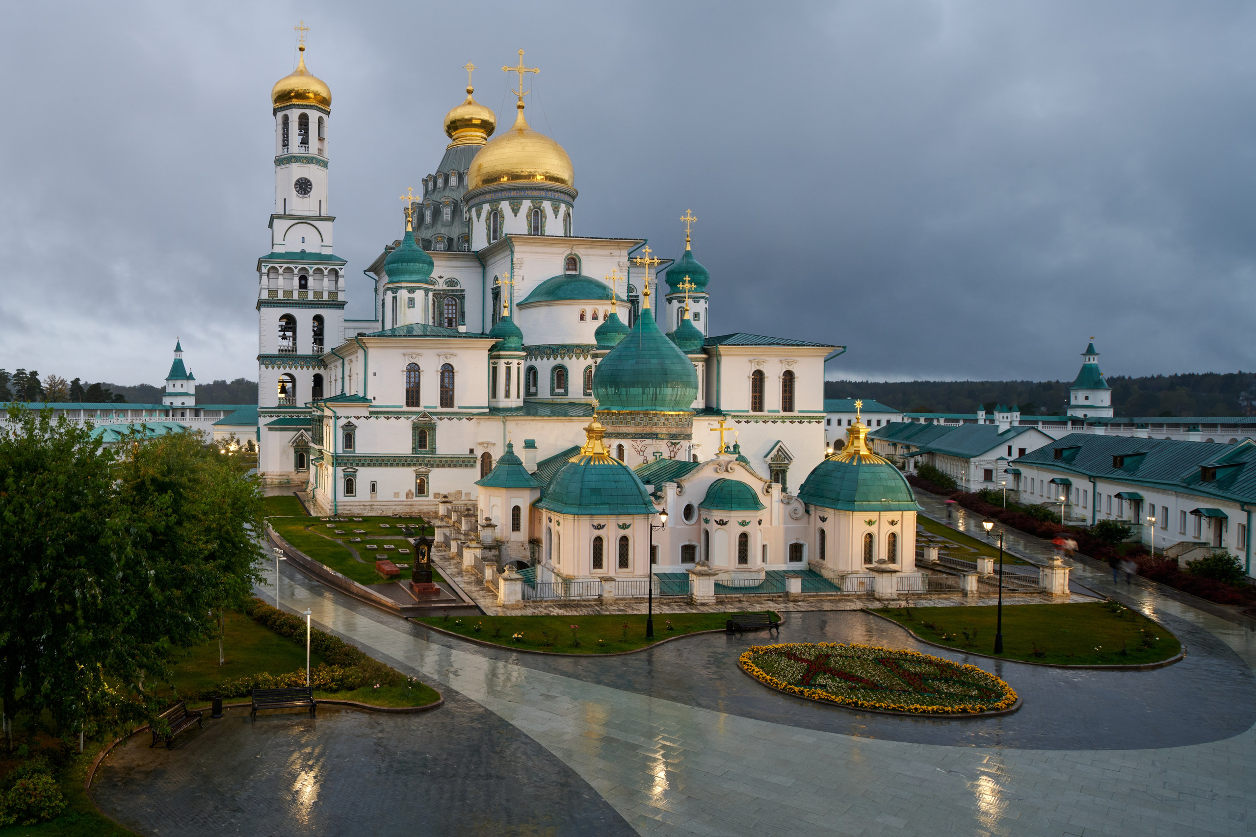Новый Иерусалим в Истре — архитектурная прогулка под дождём. Фотограф для дизайнеров, застройщиков и бизнеса — интерьеры и архитектура — Свободный Роман в Москве и по России