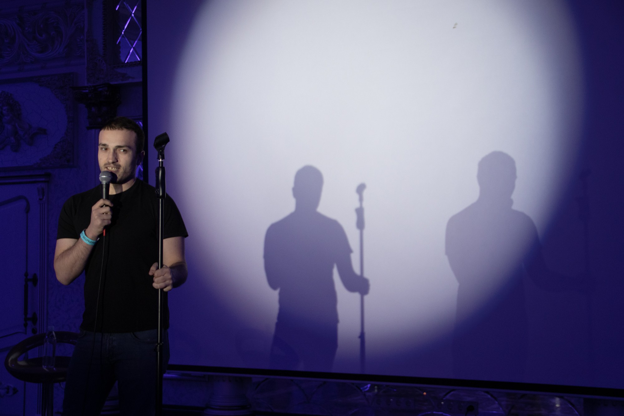 Выступление стендап-комика Дмитрий Романов. Репортажный, промышленный и маркетплейс-фотограф Дмитрий Чернат