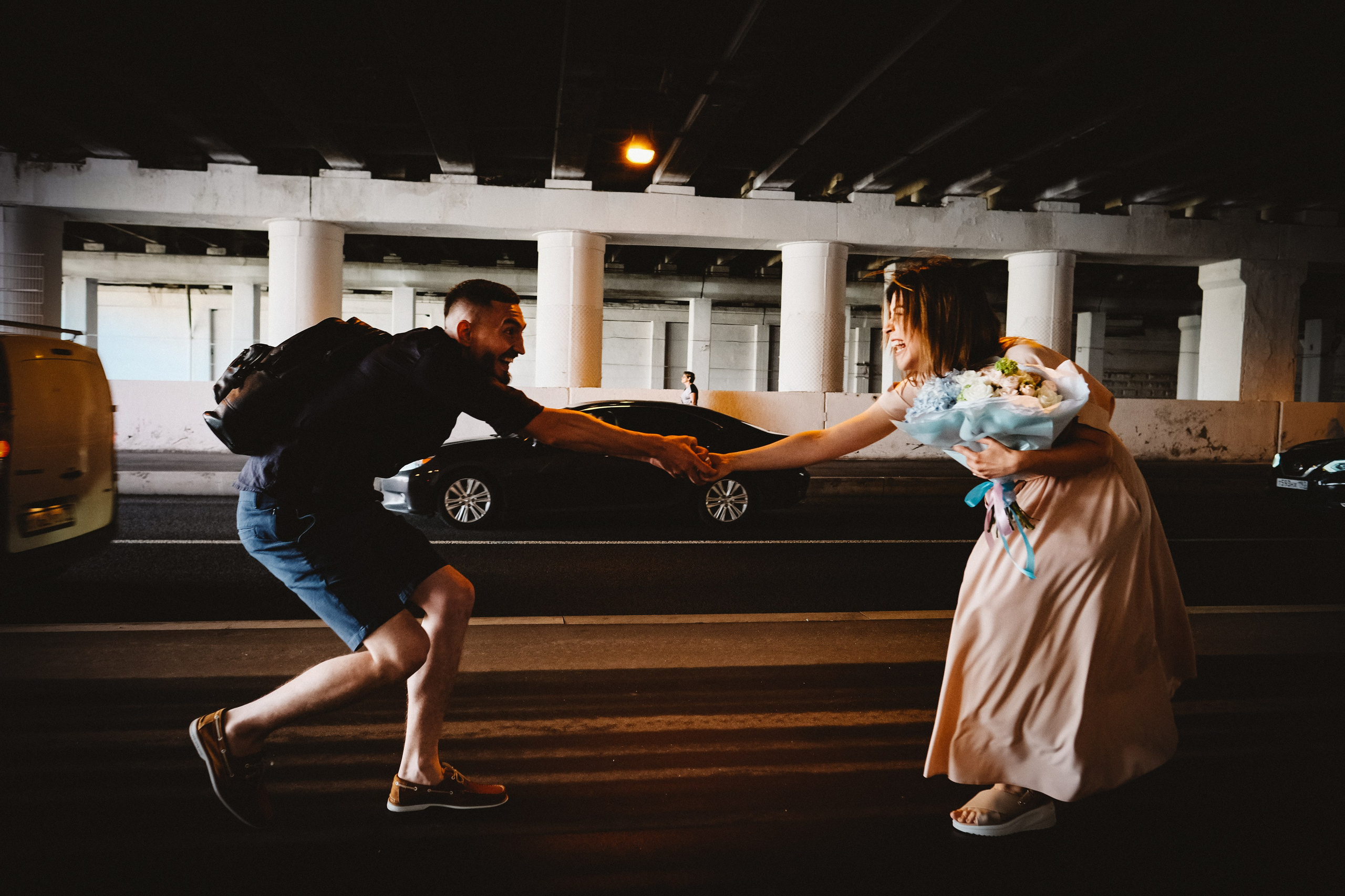 Парень тянет девушку за руку. Фото в подземном переходе.