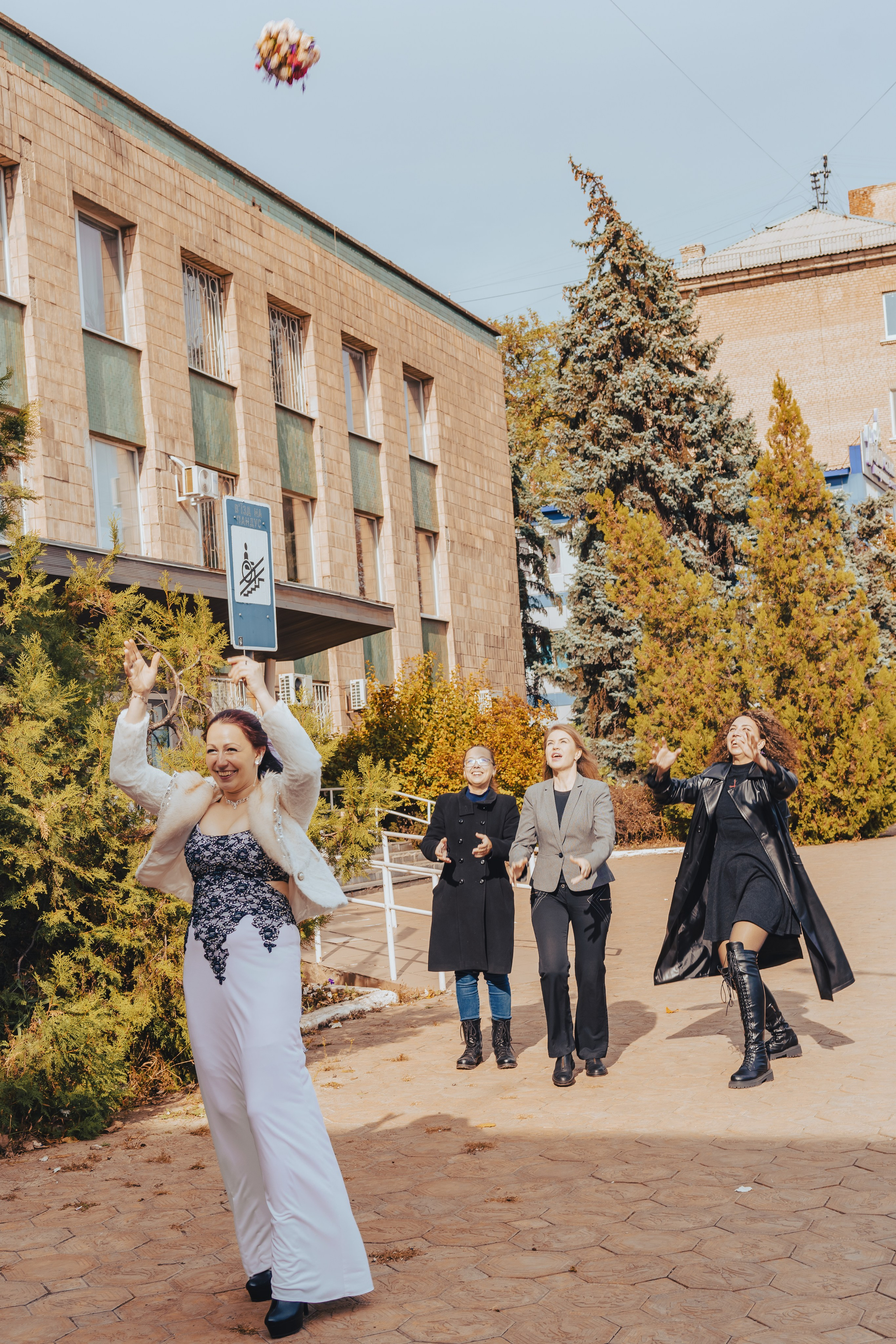 невеста бросает свадебный букет